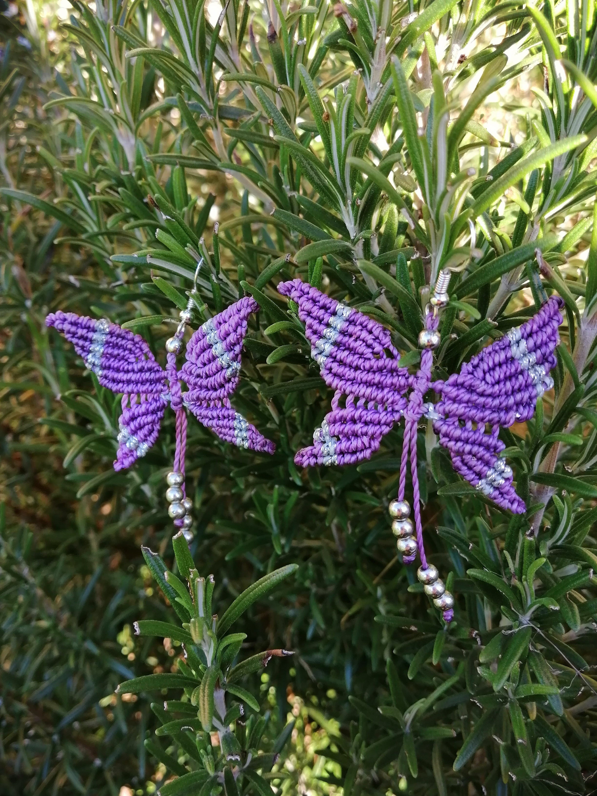 Boucles d'oreille papillons tissé à la main en micro macramé  de couleur violet et argenté.