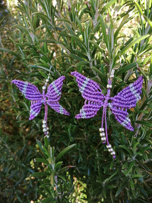 Boucles d'oreille papillons tissé à la main en micro macramé  de couleur violet et argenté.
