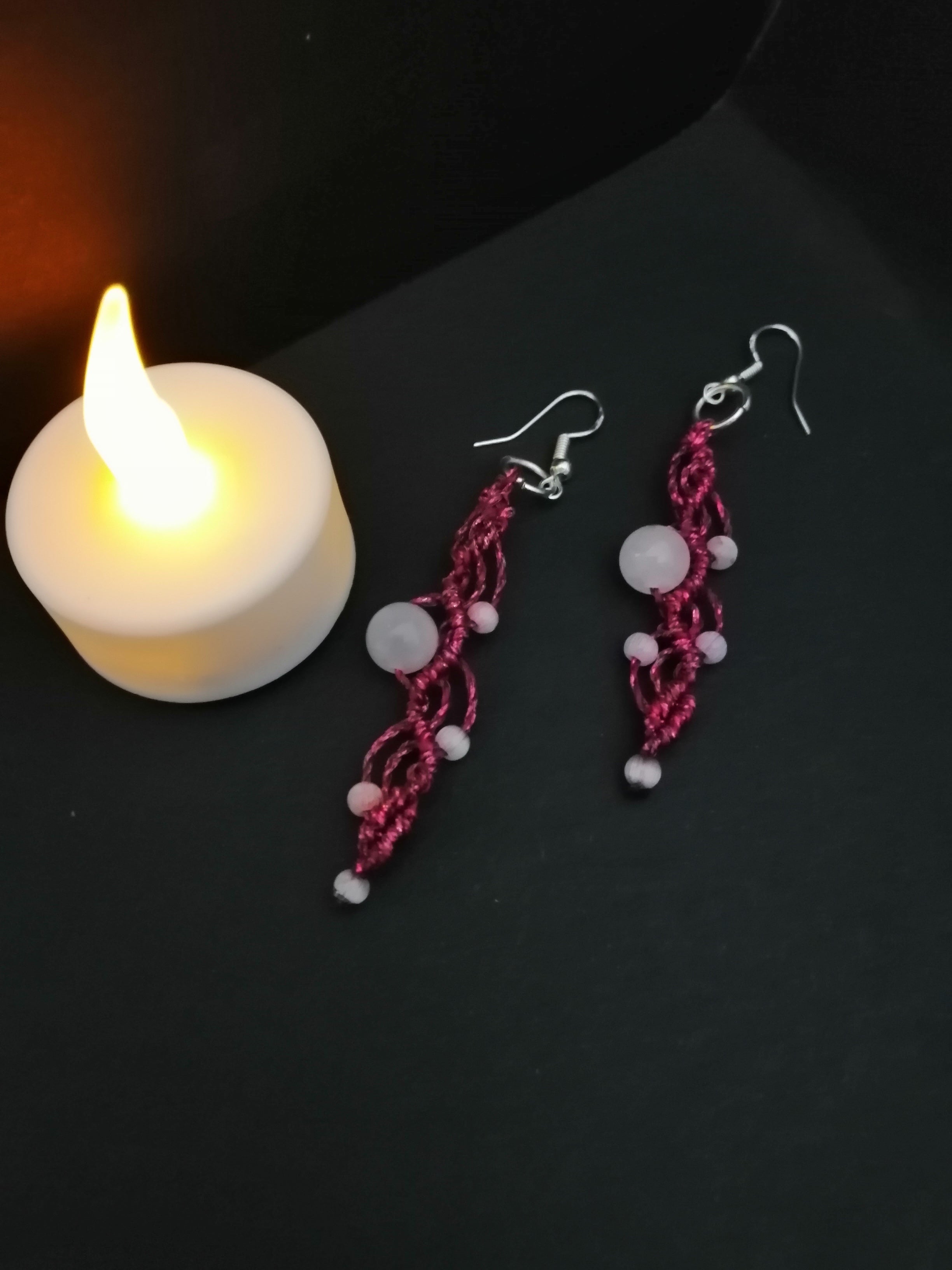 Boucles d'oreilles longues, rose foncé pailleté et perles en quartz rose.