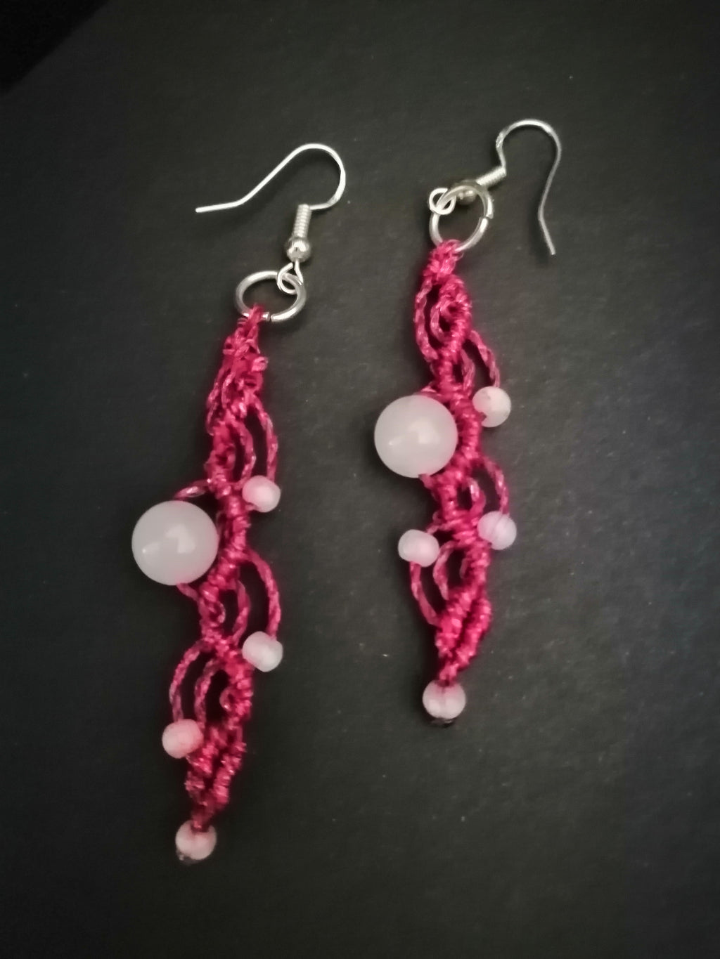 Boucles d'oreilles longues, rose foncé pailleté et perles en quartz rose.