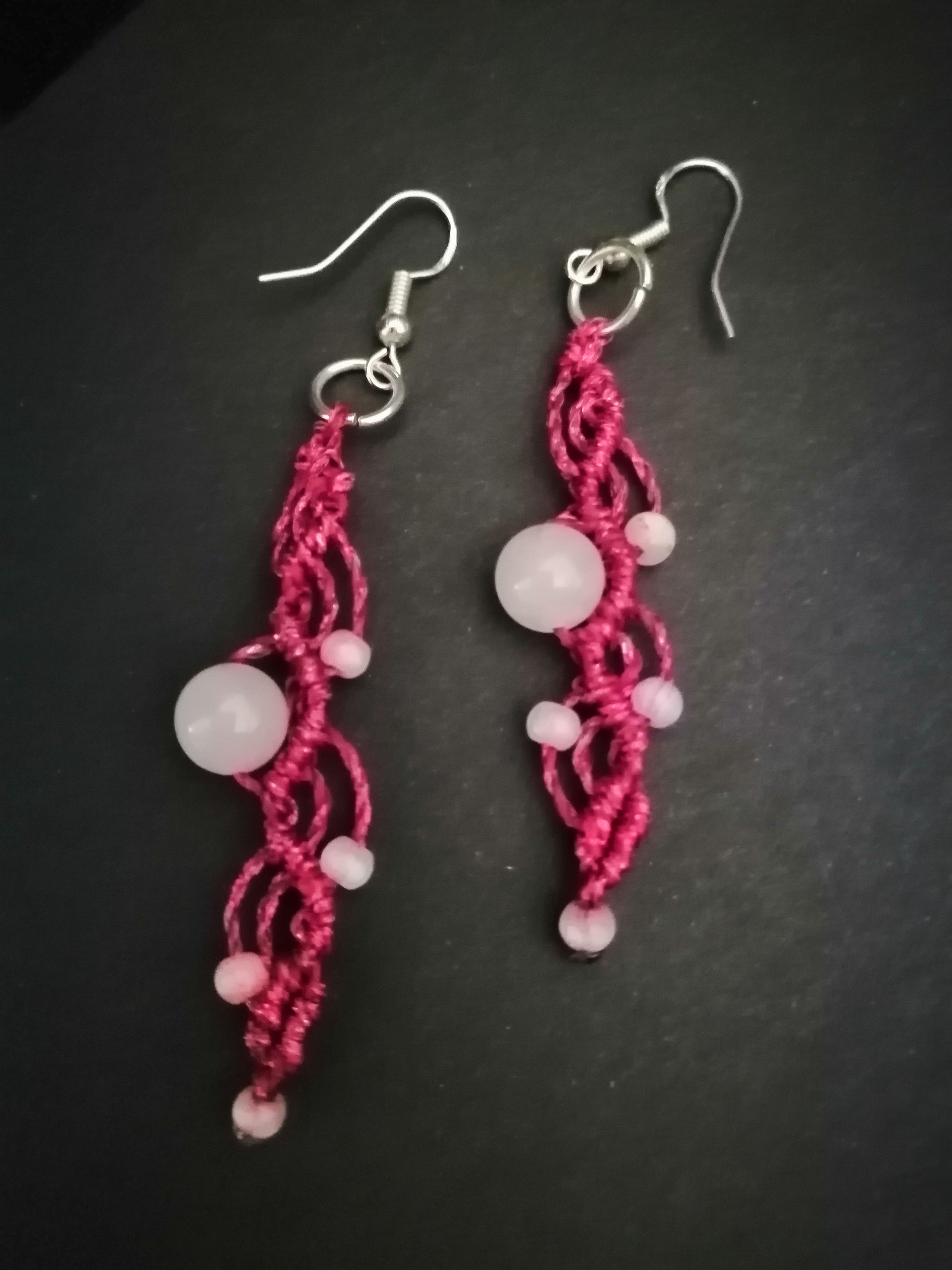 Boucles d'oreilles longues, rose foncé pailleté et perles en quartz rose.
