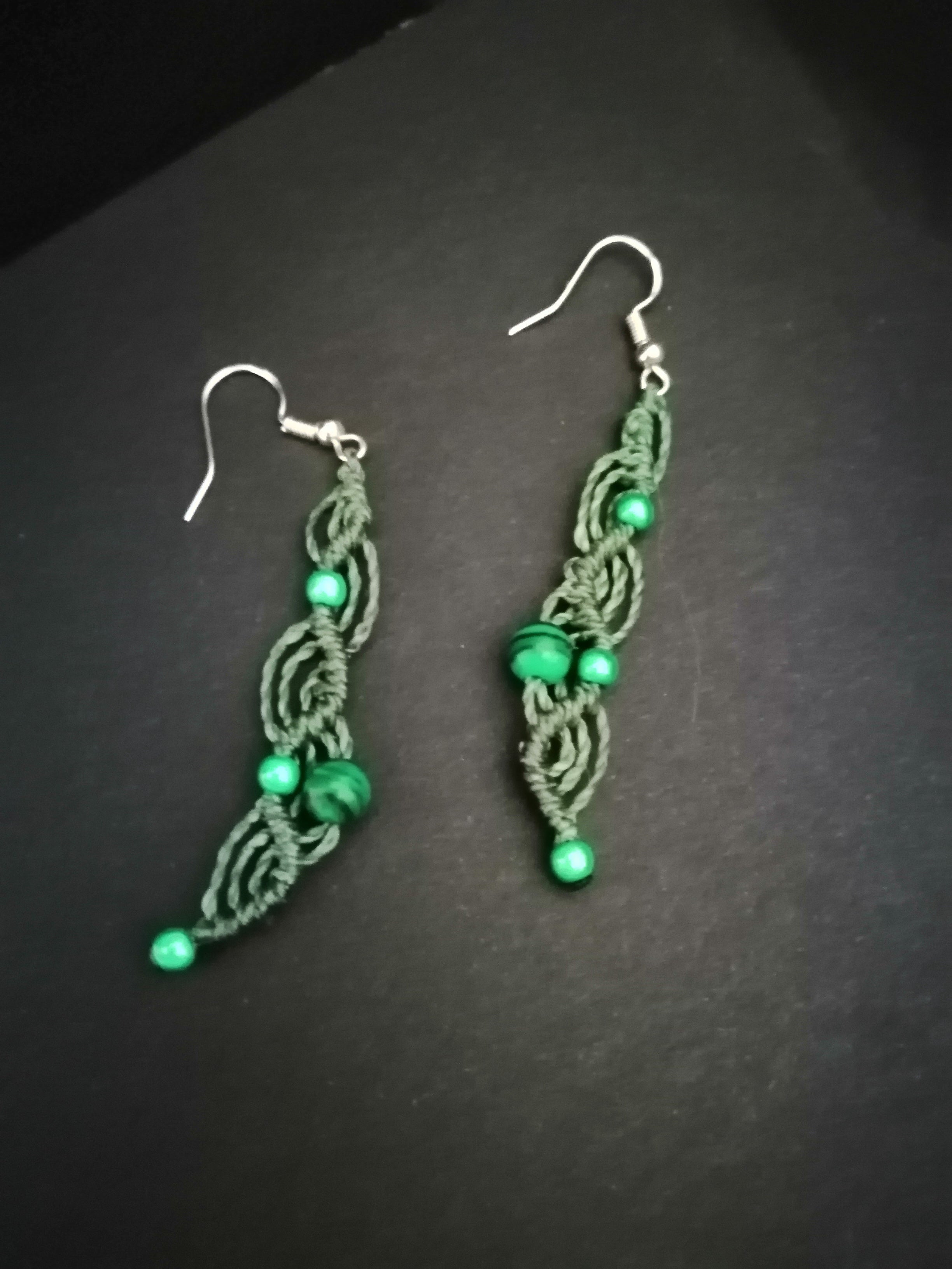 Boucle d'oreille en micro macramé vert et malachite. Inspiration nature, celtique, irlande.