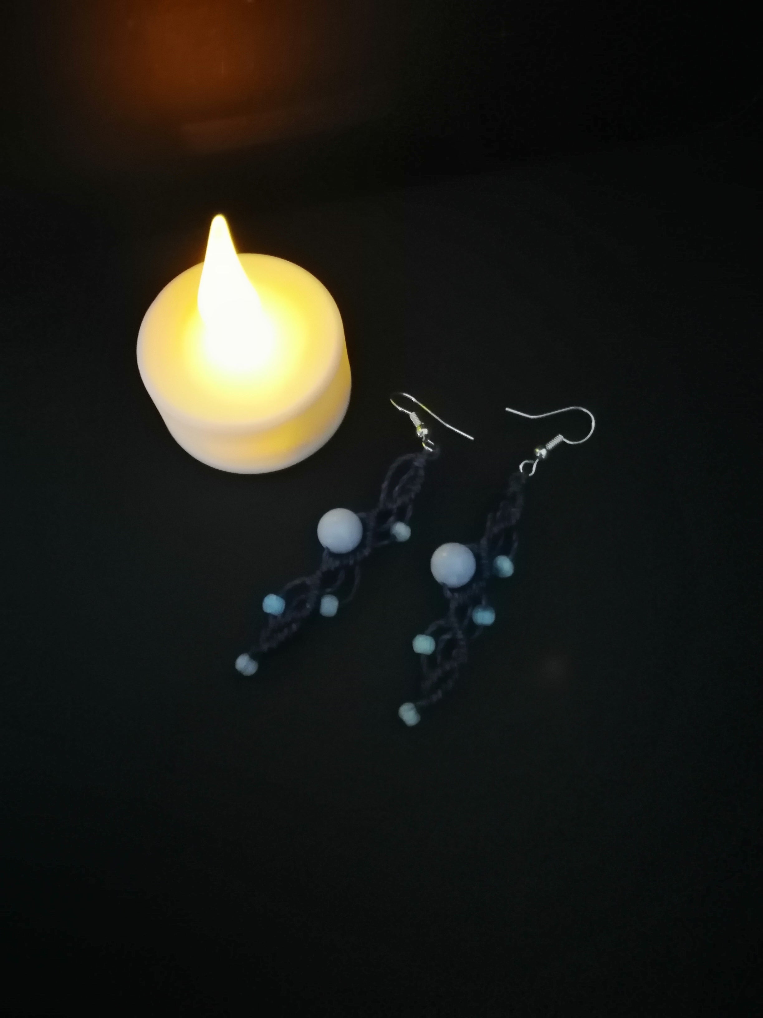 Boucles d'oreilles en micro macramé, longues, perles en aigue marine.