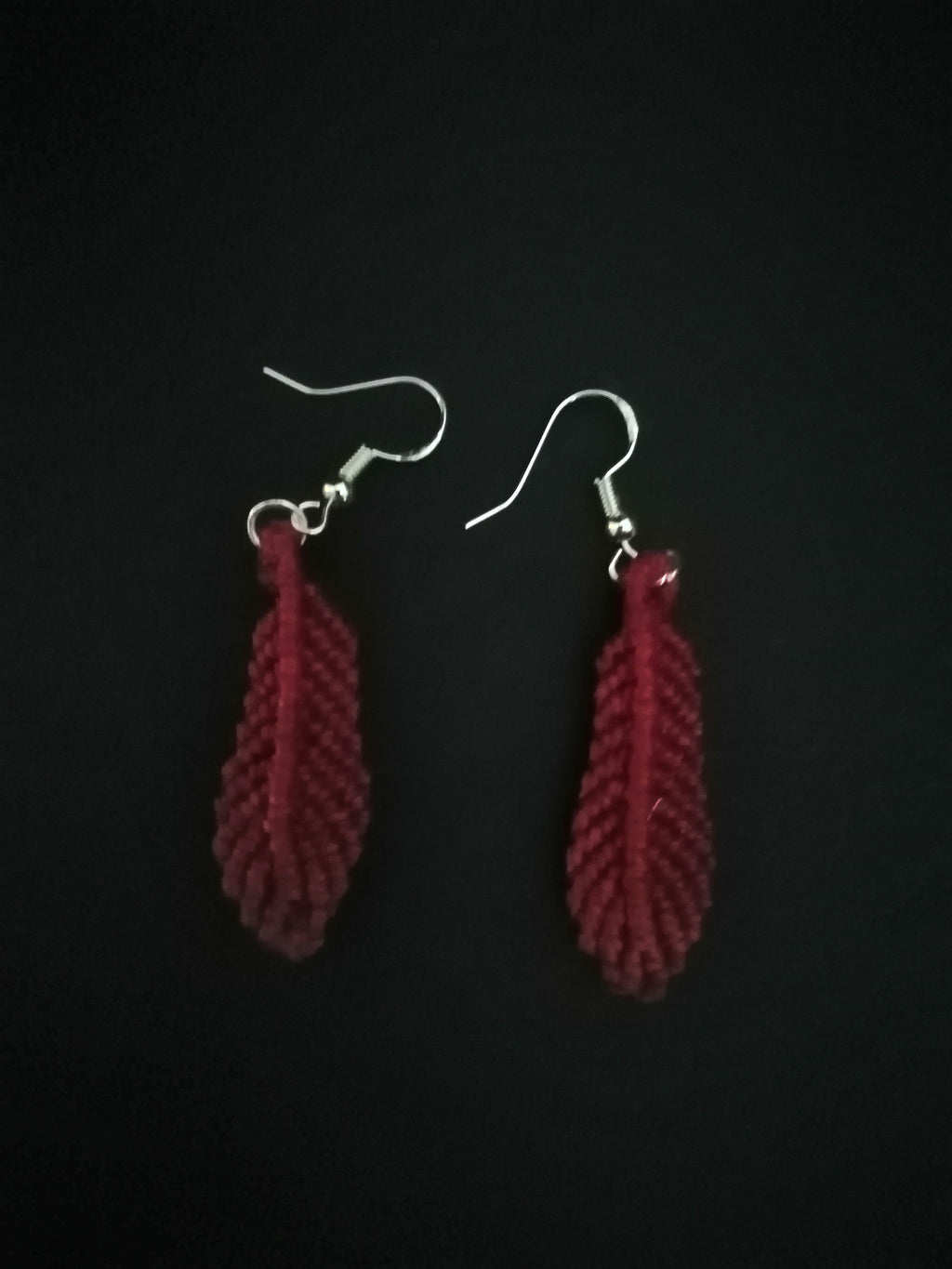 Boucle d'oreille plume, en micro macramé rouge