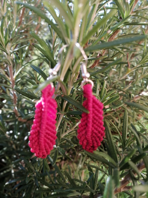 Boucle d'oreille plume, en micro macramé rouge