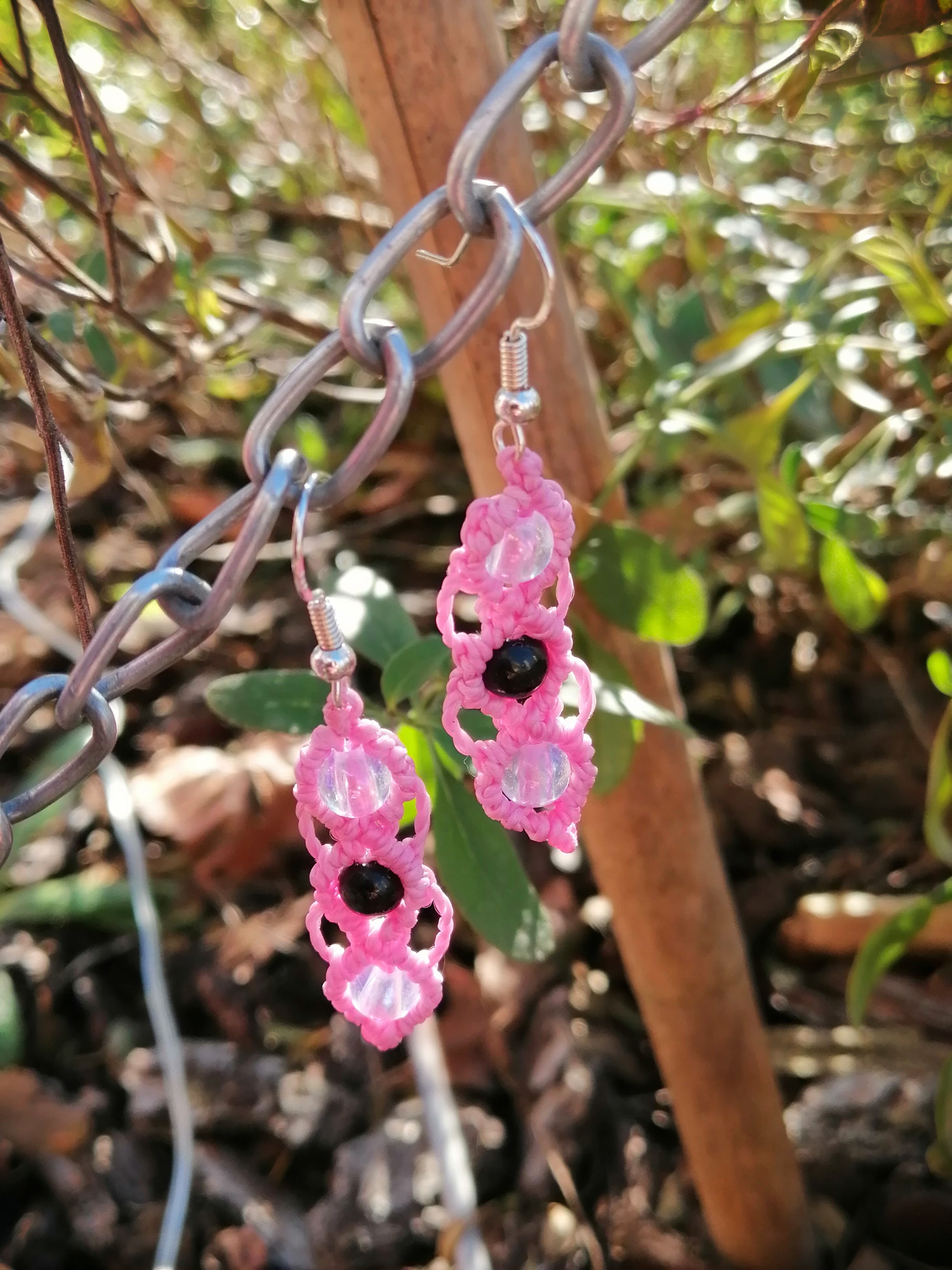 Boucles d'oreille couleur bois de rose aves trois perles en acrylique.
