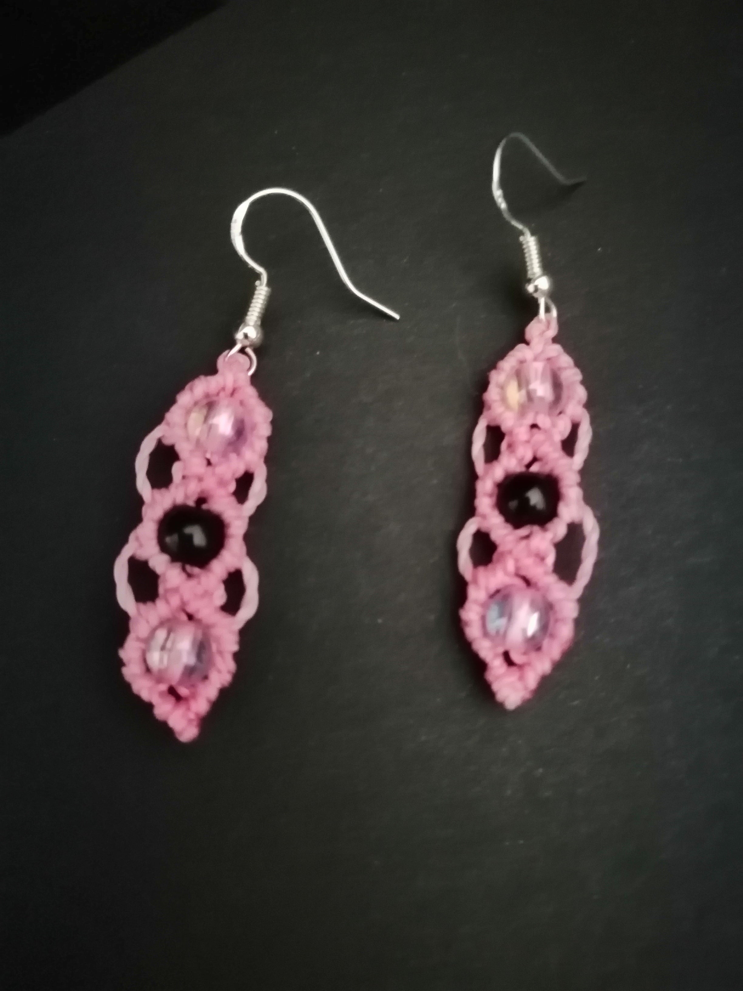 Boucles d'oreille couleur bois de rose aves trois perles en acrylique.