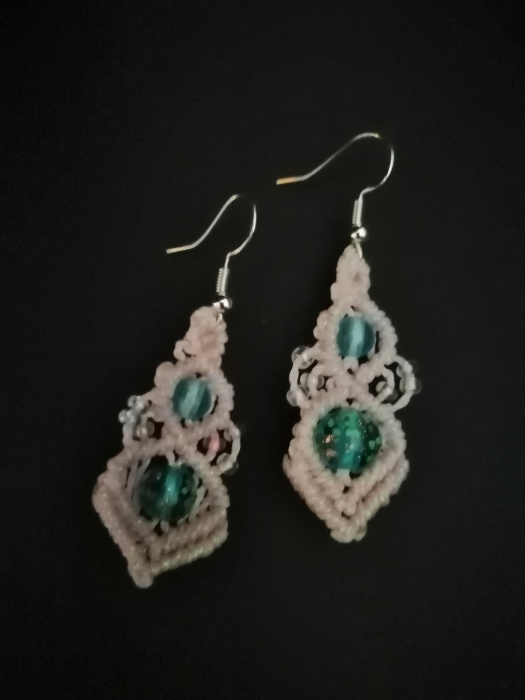 Boucle d'oreille tissé à la main en micro macramé de couleur rose avec des perles fluorescentes