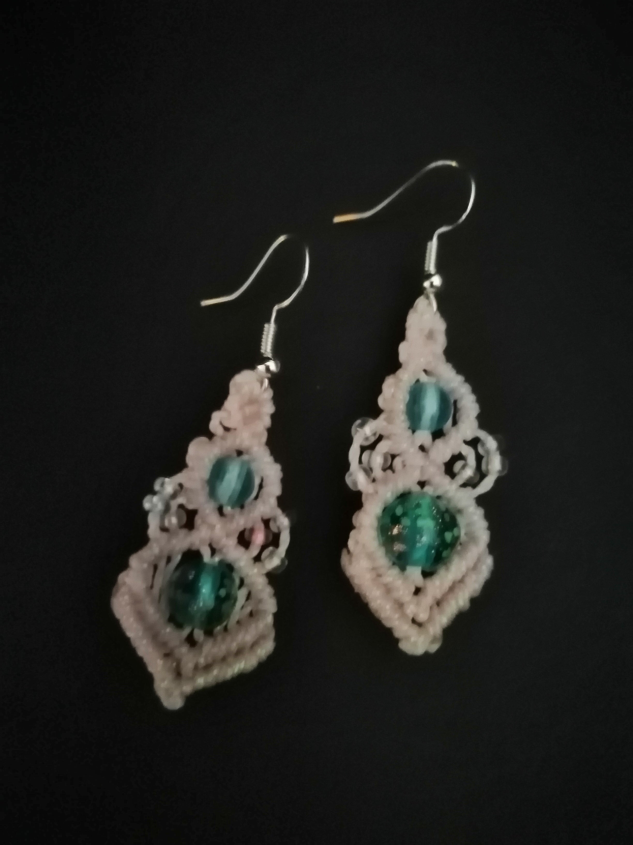 Boucle d'oreille rose en micro-macramé