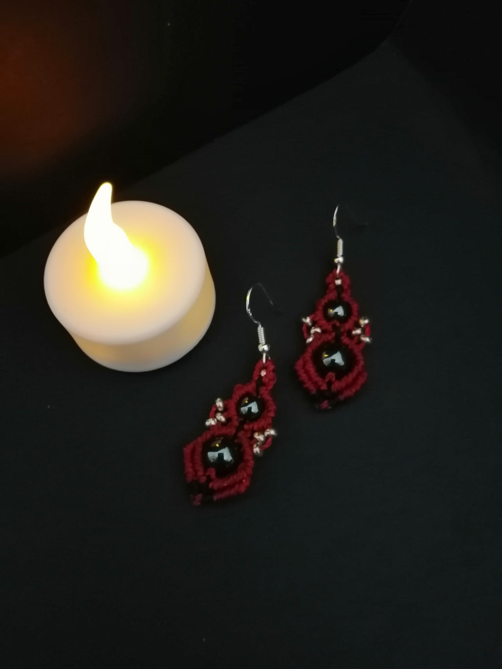 Boucles d'oreille rouge foncé avec 2 perles d'hématite