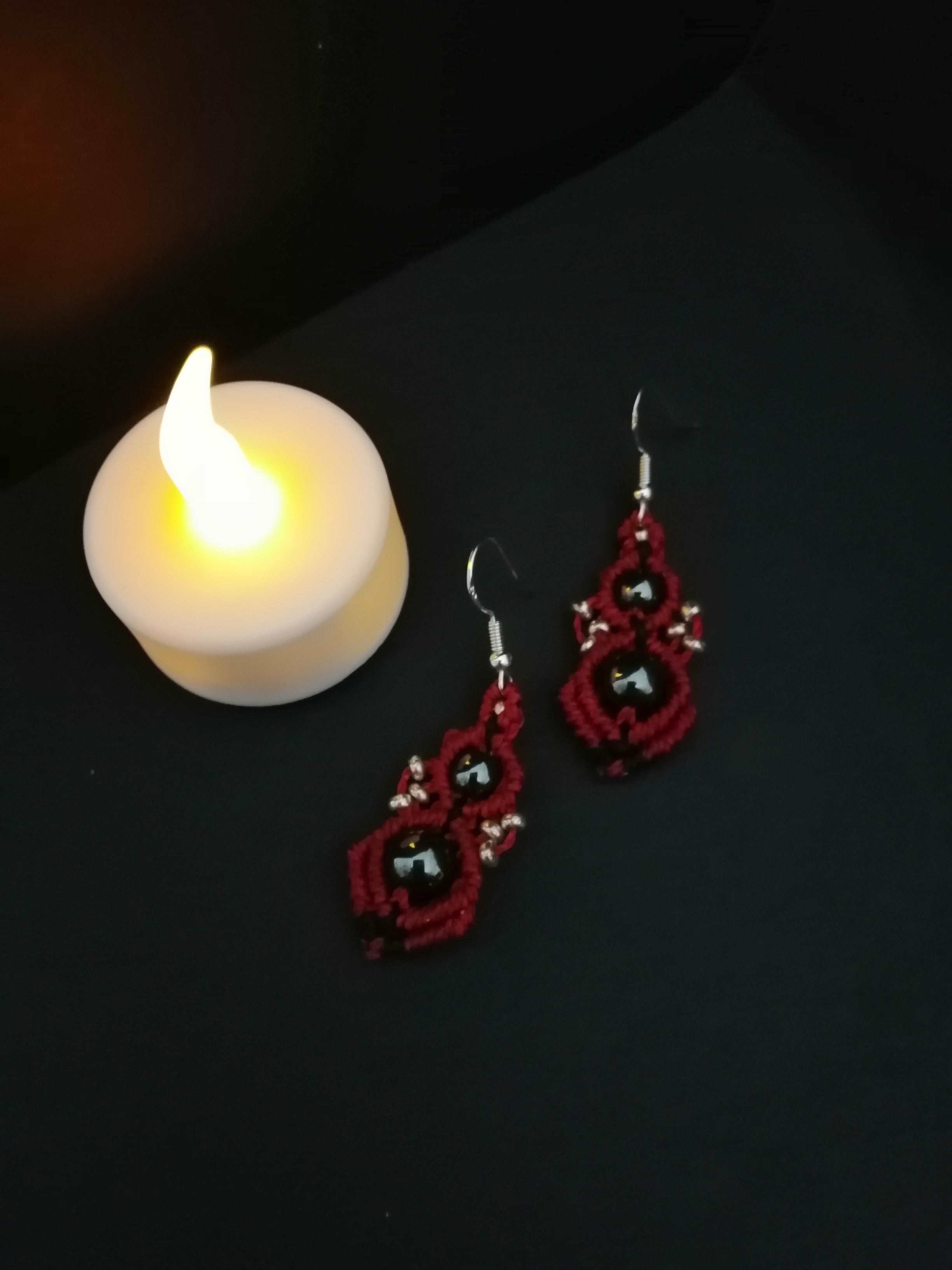 Boucles d'oreille rouge foncé avec 2 perles d'hématite