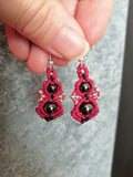 Boucles d'oreille rouge foncé avec 2 perles d'hématite