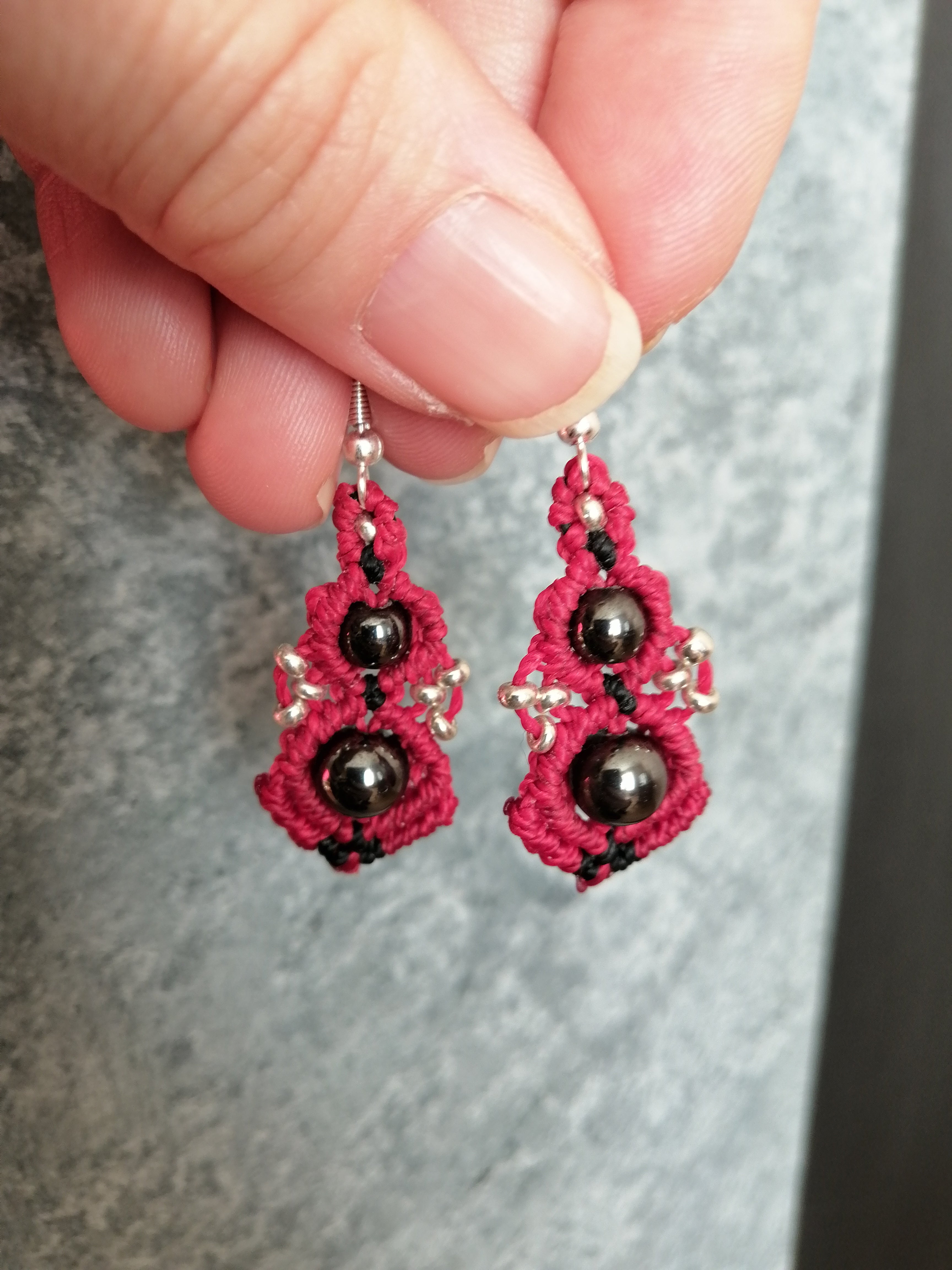 Boucles d'oreille rouge foncé avec 2 perles d'hématite