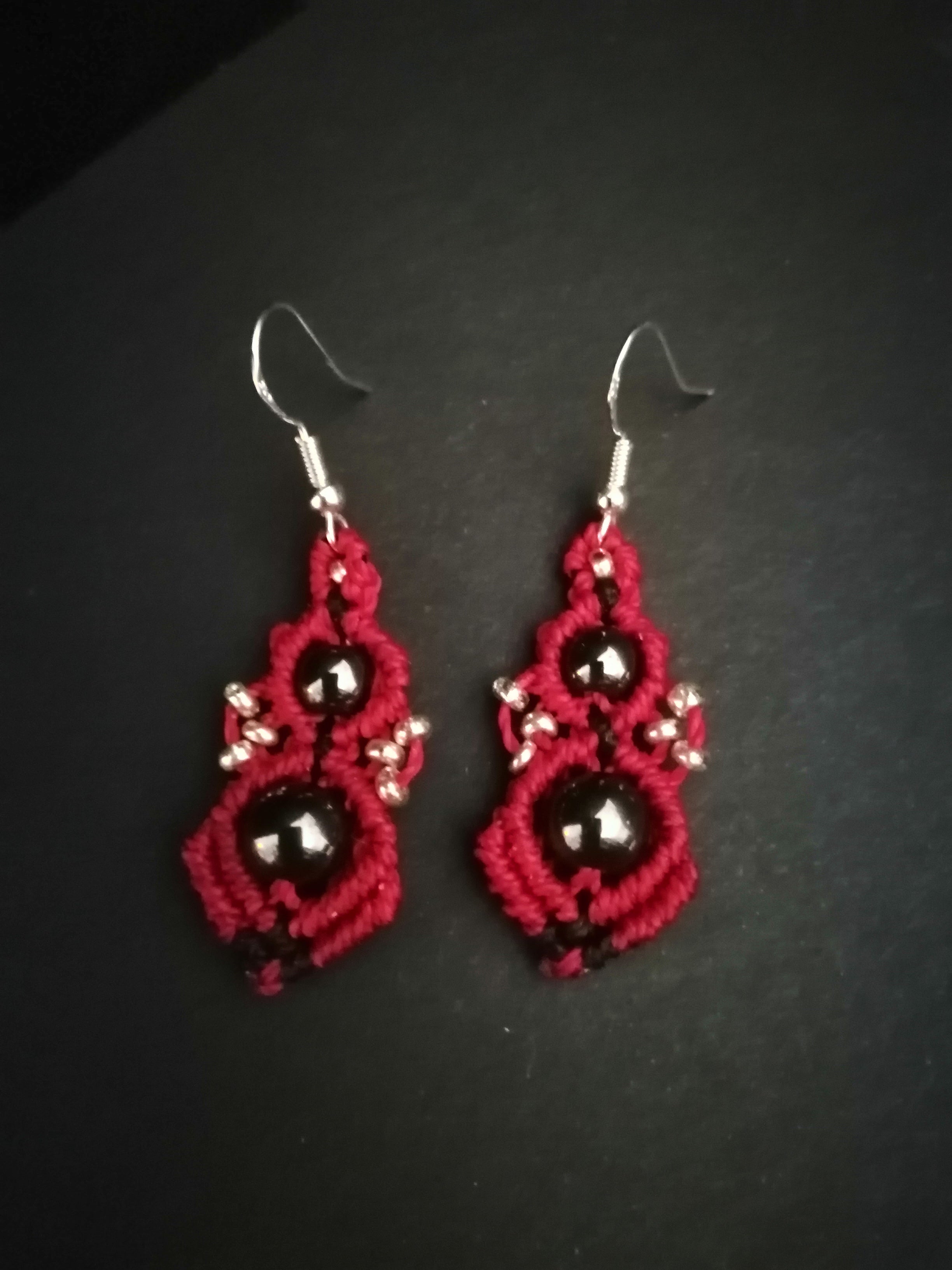 Boucles d'oreille rouge foncé avec 2 perles d'hématite