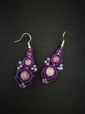 Boucles d'oreille en micro macramé violet et perle en quartz rose.