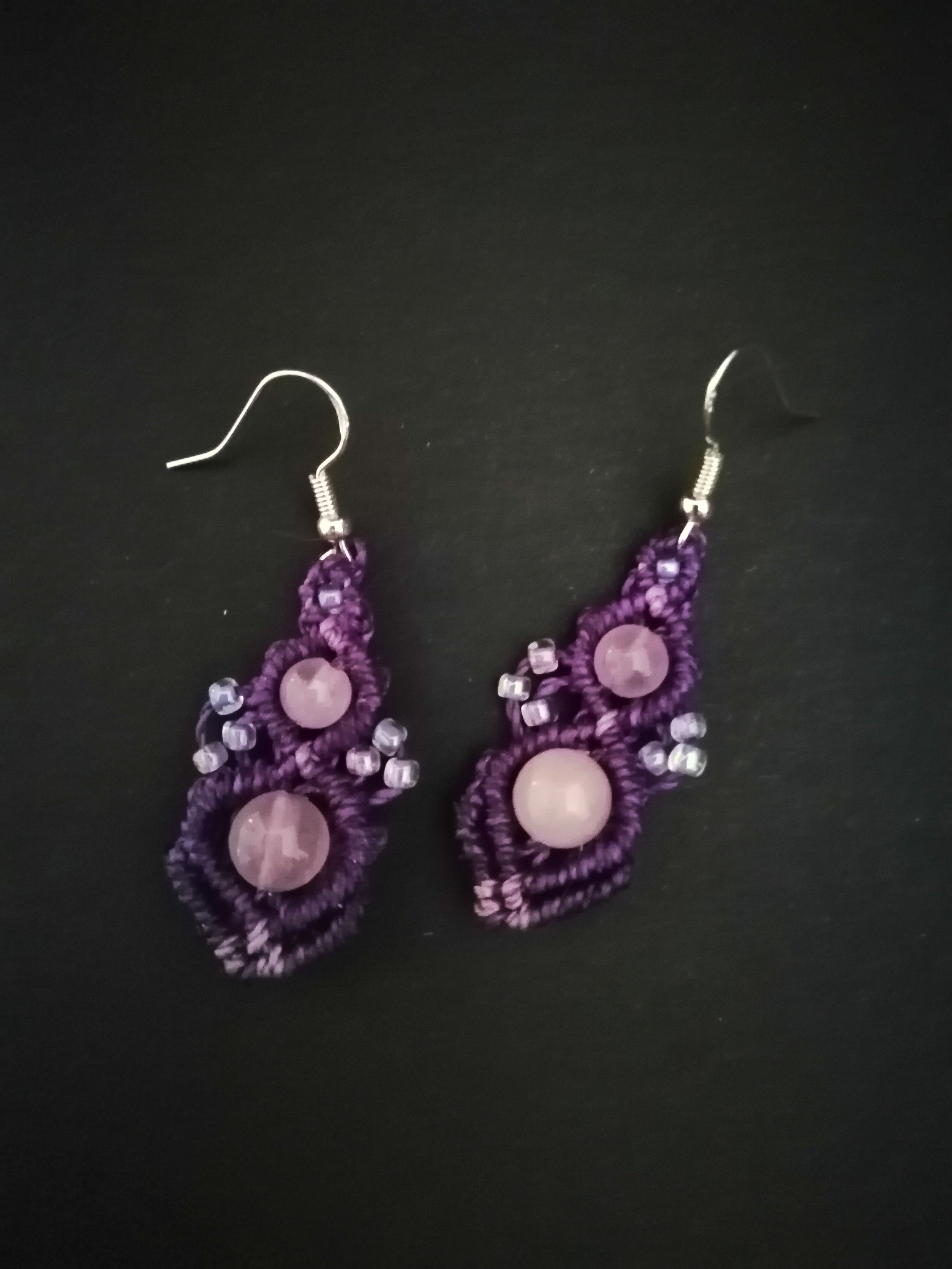 Boucles d'oreille en micro macramé violet et perle en quartz rose.
