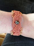 bracelet modèle @solyluna tissé a la main en micro macramé de couleur brique avec une perle en hématite.
