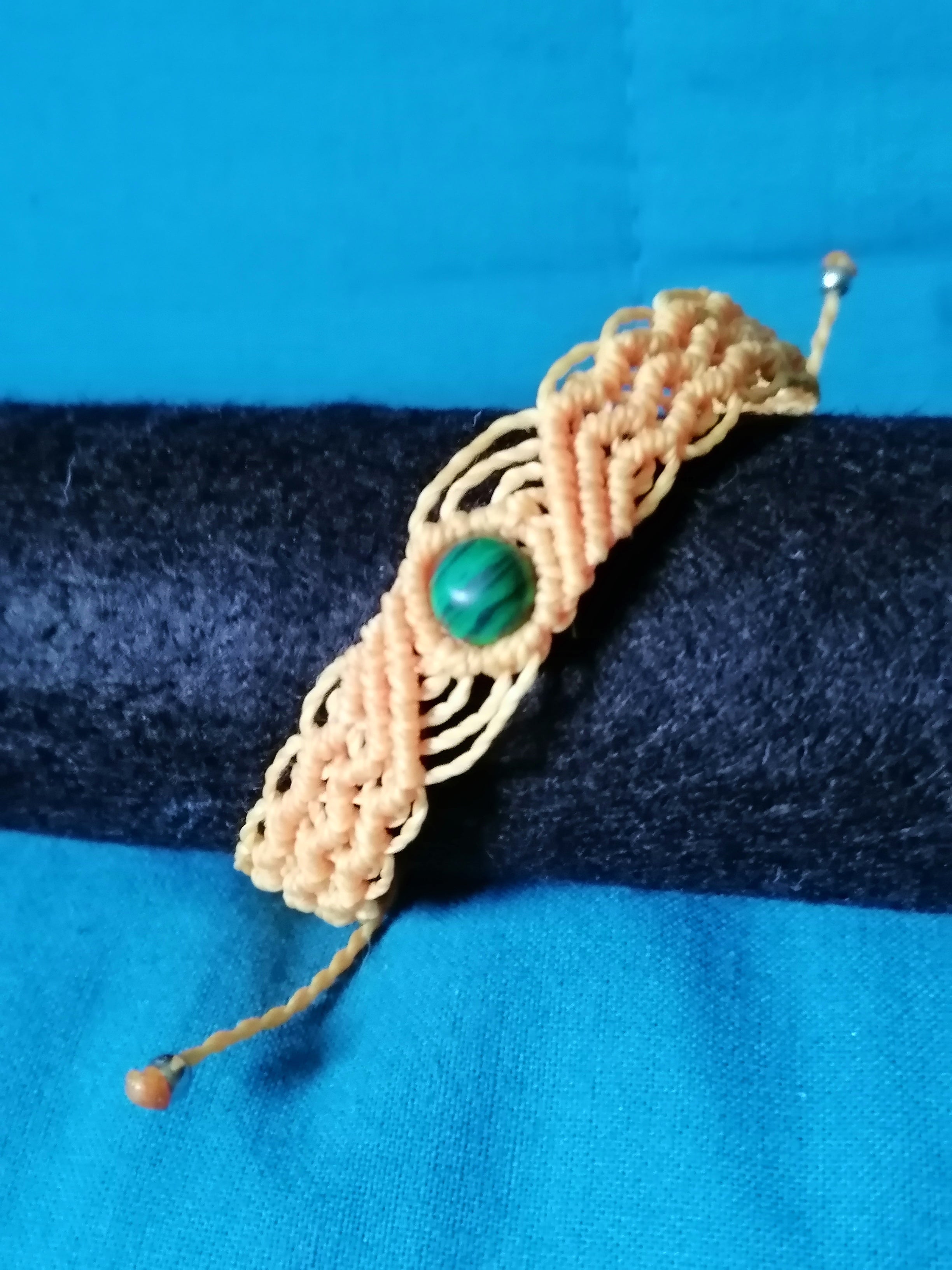bracelet modèle @solyluna tissé a la main en micro macramé  de couleur mandarine avec une perle en malachite.