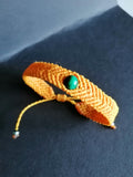 bracelet tissé a la main en micro macramé de couleur mandarine avec une perle en malachite.