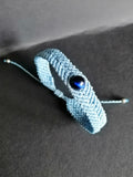 bracelet tissé a la main en micro macramé de couleur bleu ciel avec une perle en oeil de tigre bleu.