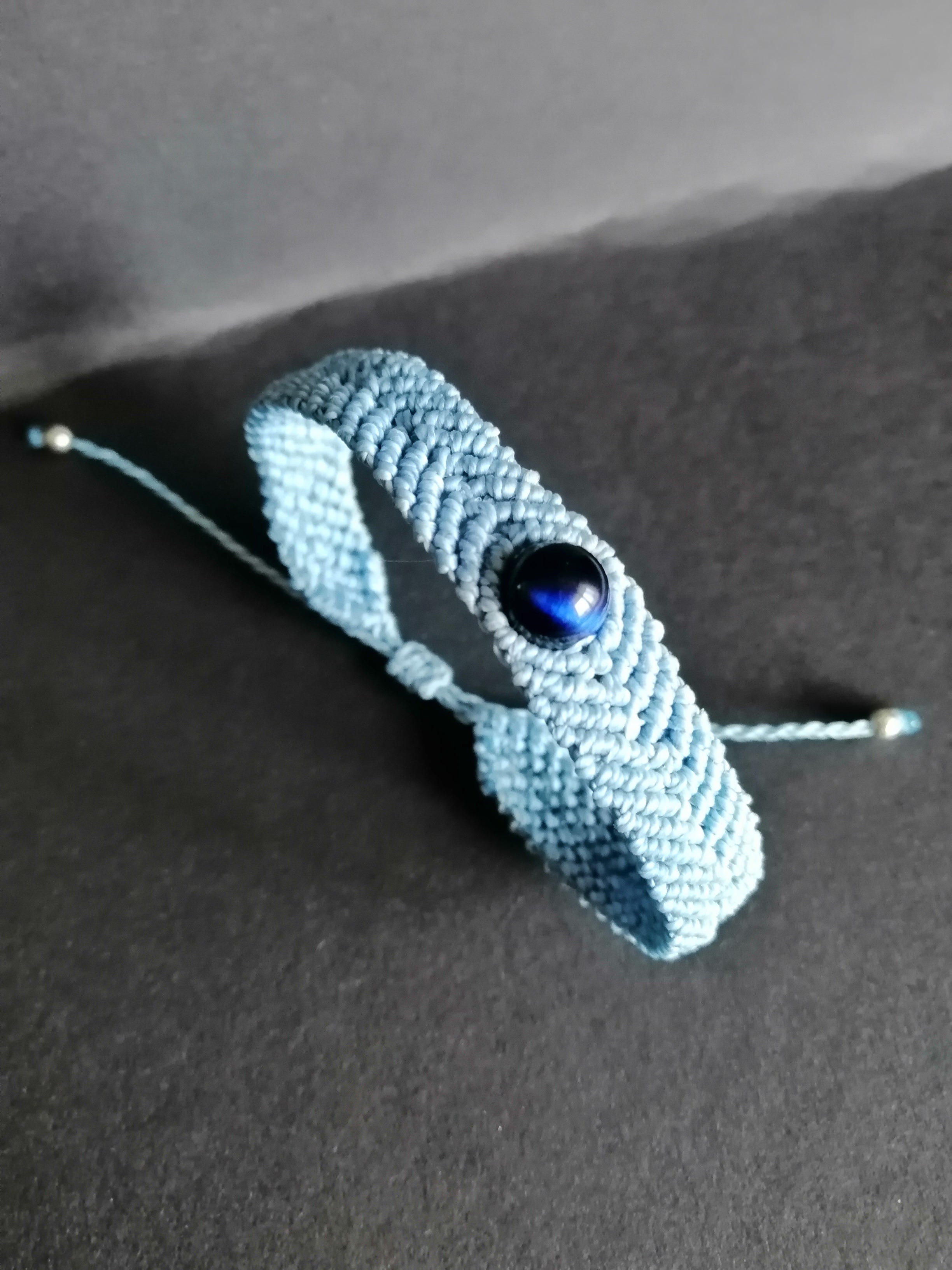 bracelet tissé a la main en micro macramé de couleur bleu ciel avec une perle en oeil de tigre bleu.