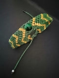 bracelet mixte tissé a la main en micro macramé de couleur vert bouteille et mandarine avec une perle en oeil de tigre vert.