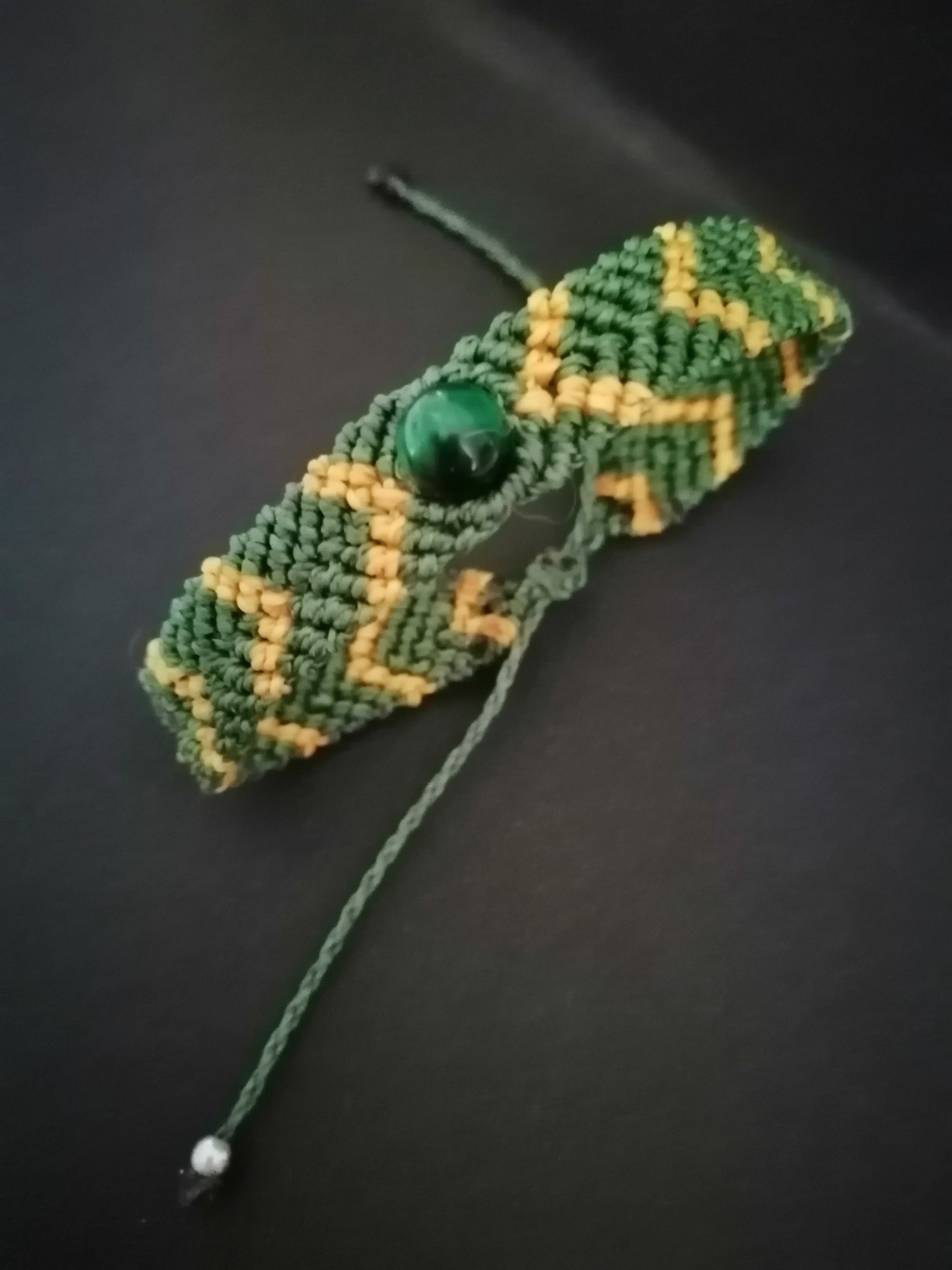 bracelet mixte tissé a la main en micro macramé de couleur vert bouteille et mandarine avec une perle en oeil de tigre vert.