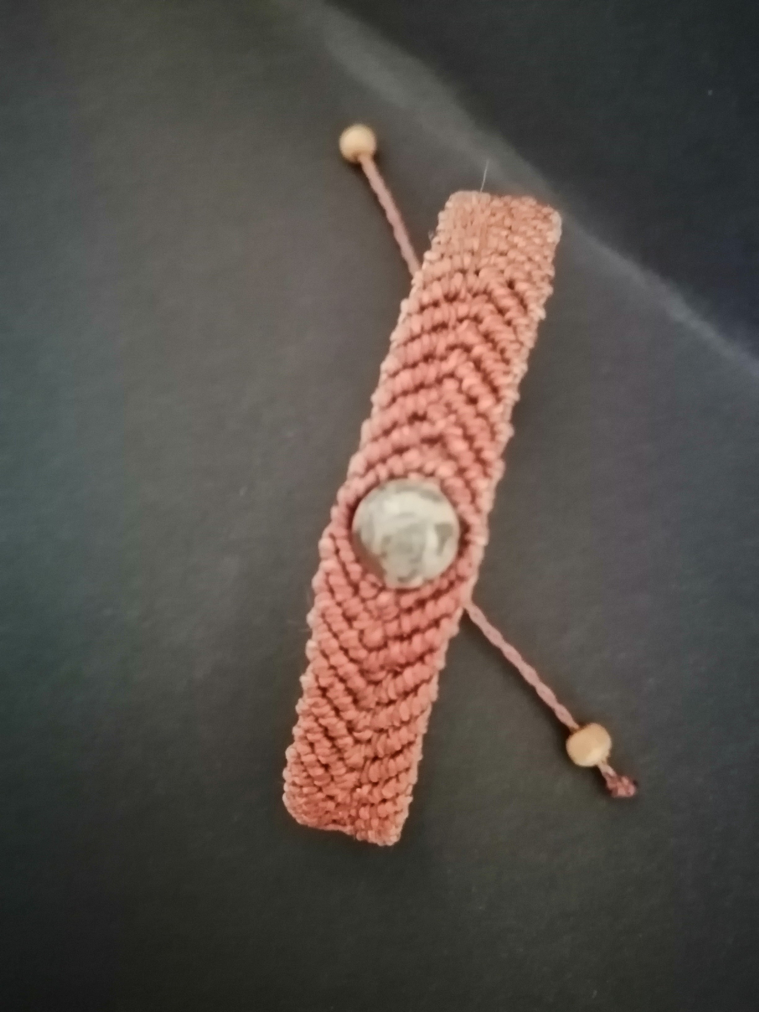 bracelet mixte tissé a la main en micro macramé de couleur noisette avec une perle en yooperlite.