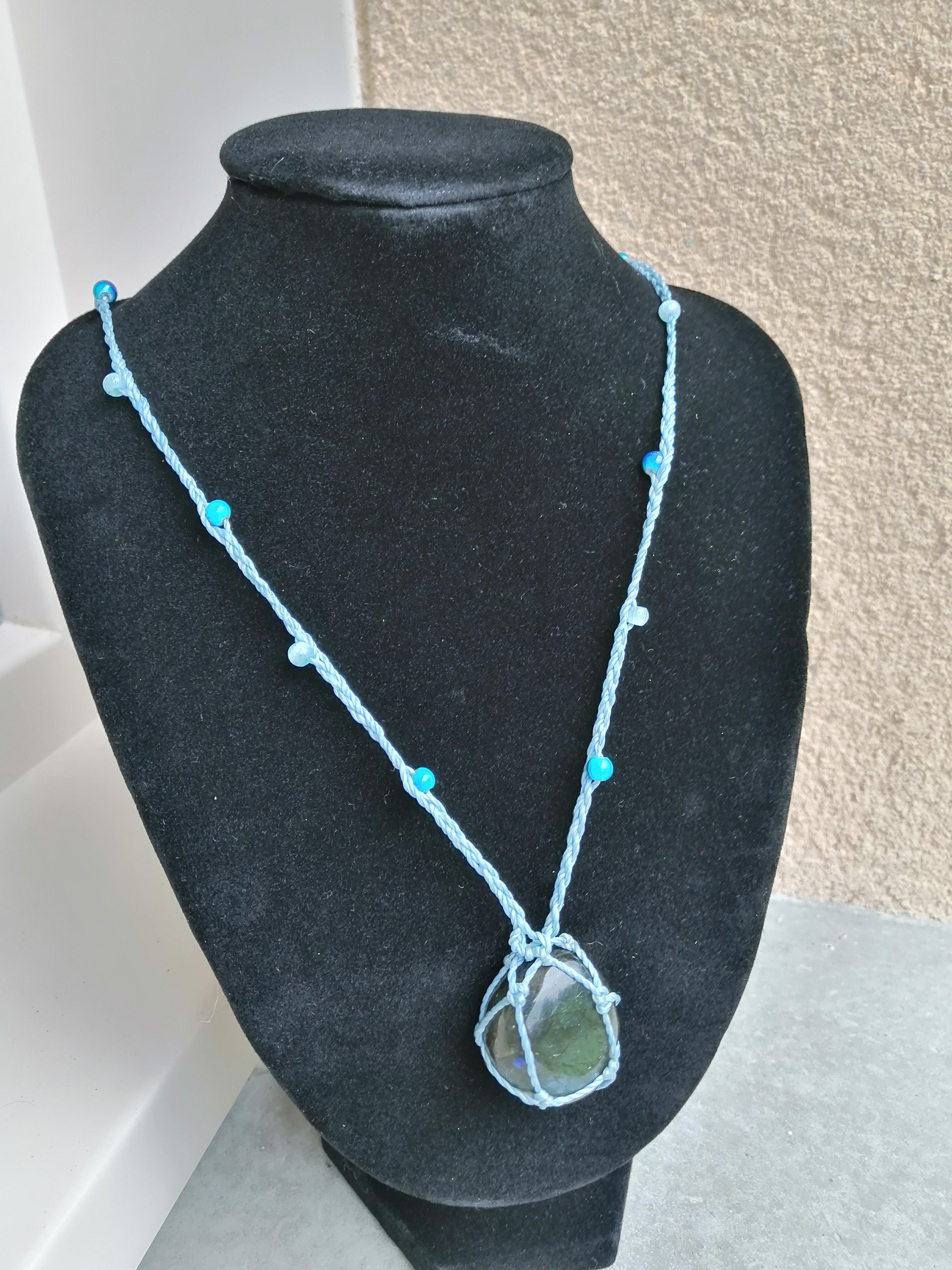 sautoir tissé a la main de couleur bleu ciel avec des perles en verre, des perles réfléchissante et un pierre en labradorite.