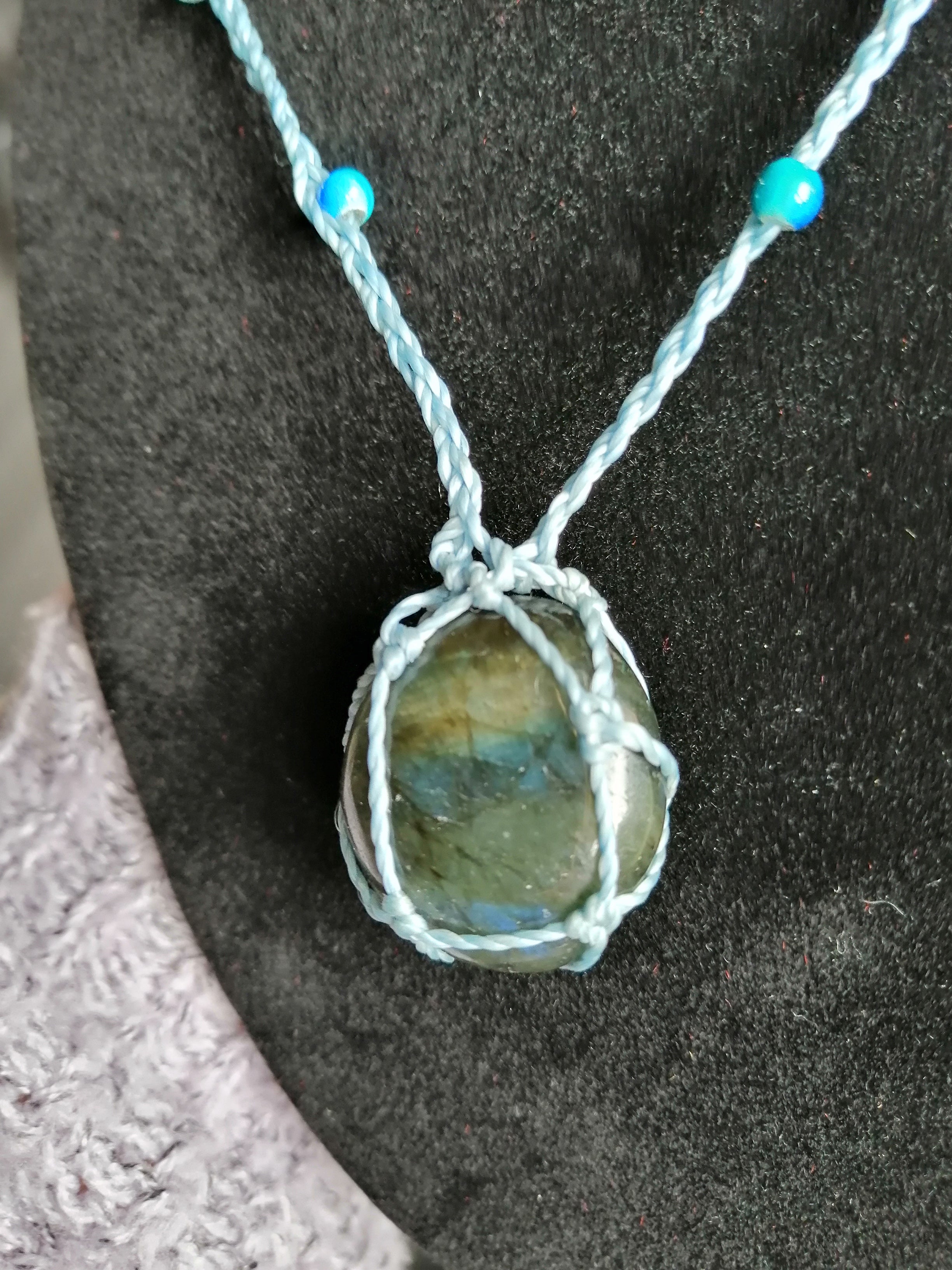sautoir tissé a la main en micro macramé de couleur bleu ciel avec des perles en verre , des perles réfléchissante et une pierre en labradorite.