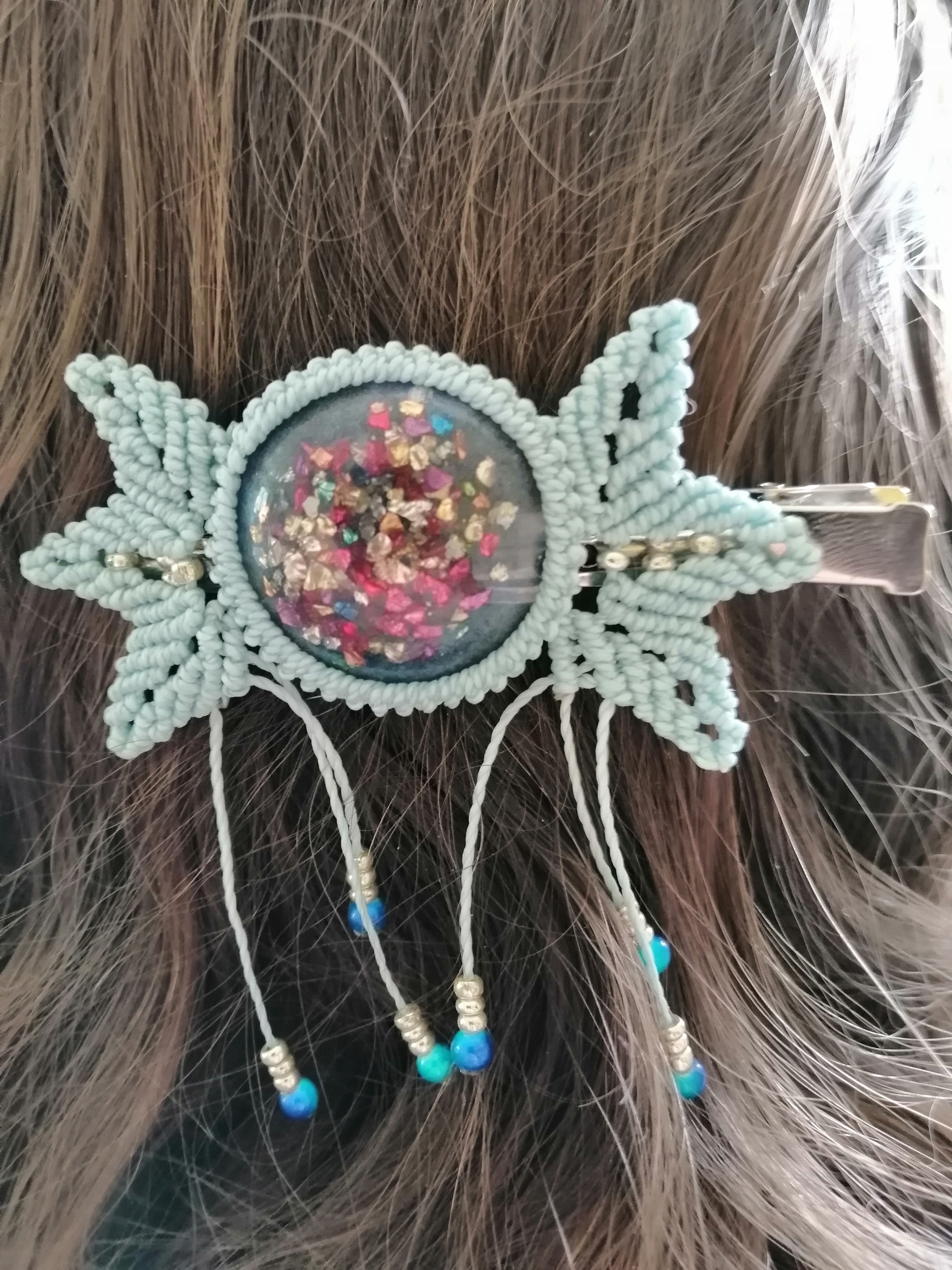 barrette avec pince crocodile tissé à la main en micro macramé avec un cabochon en résine époxy