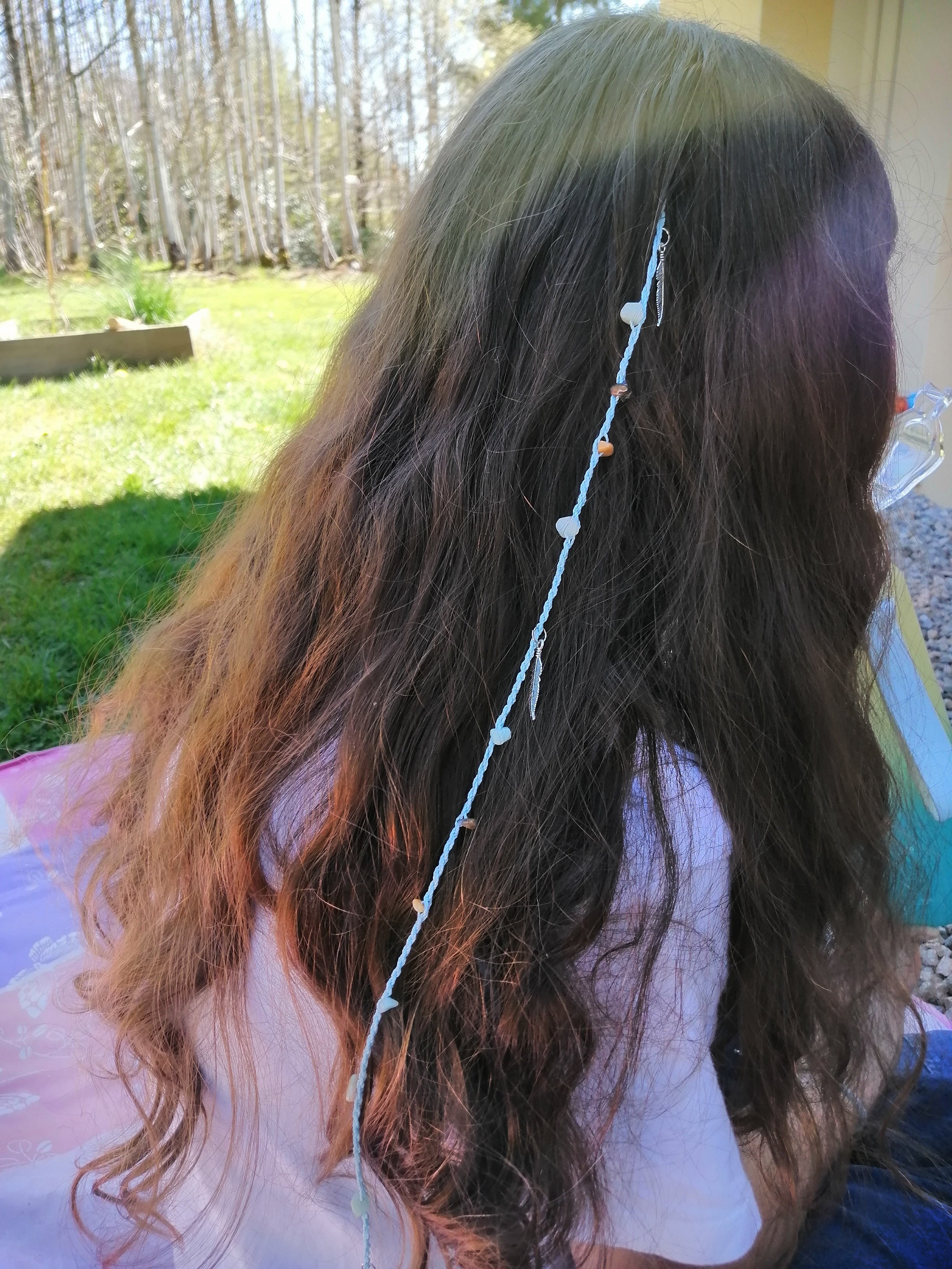bijou de cheveu tissé à la main en micro macramé de couleur azur clair avec des chips en amazonite