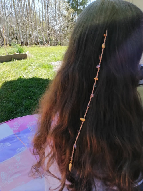 bijou de cheveu tissé en micro macramé de couleur alezan avec des chips en mokaite