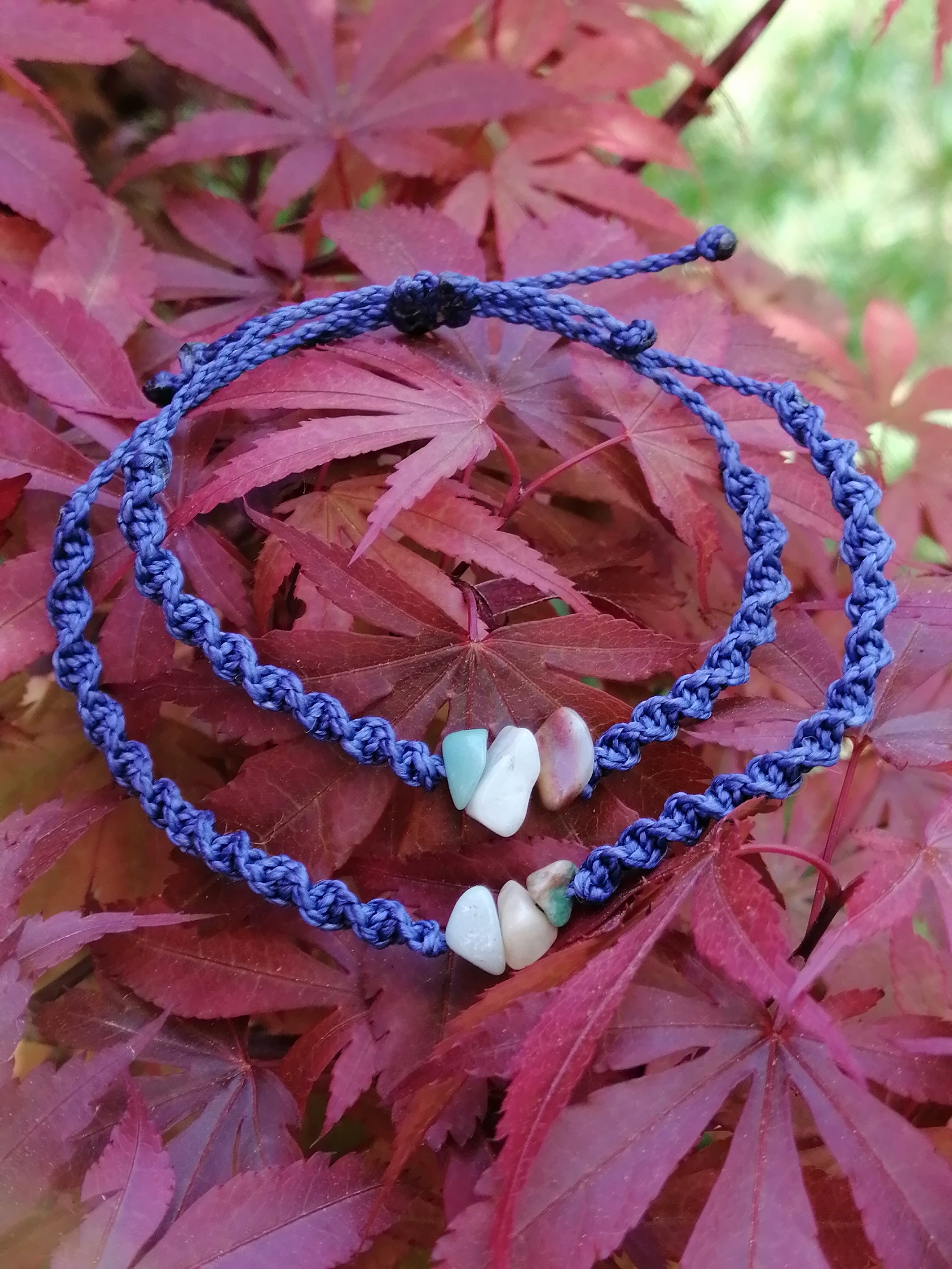 bracelet adulte ,enfant, tissé à la main en micro macramé de couleur bleu marine avec 3 chips d'amazonite