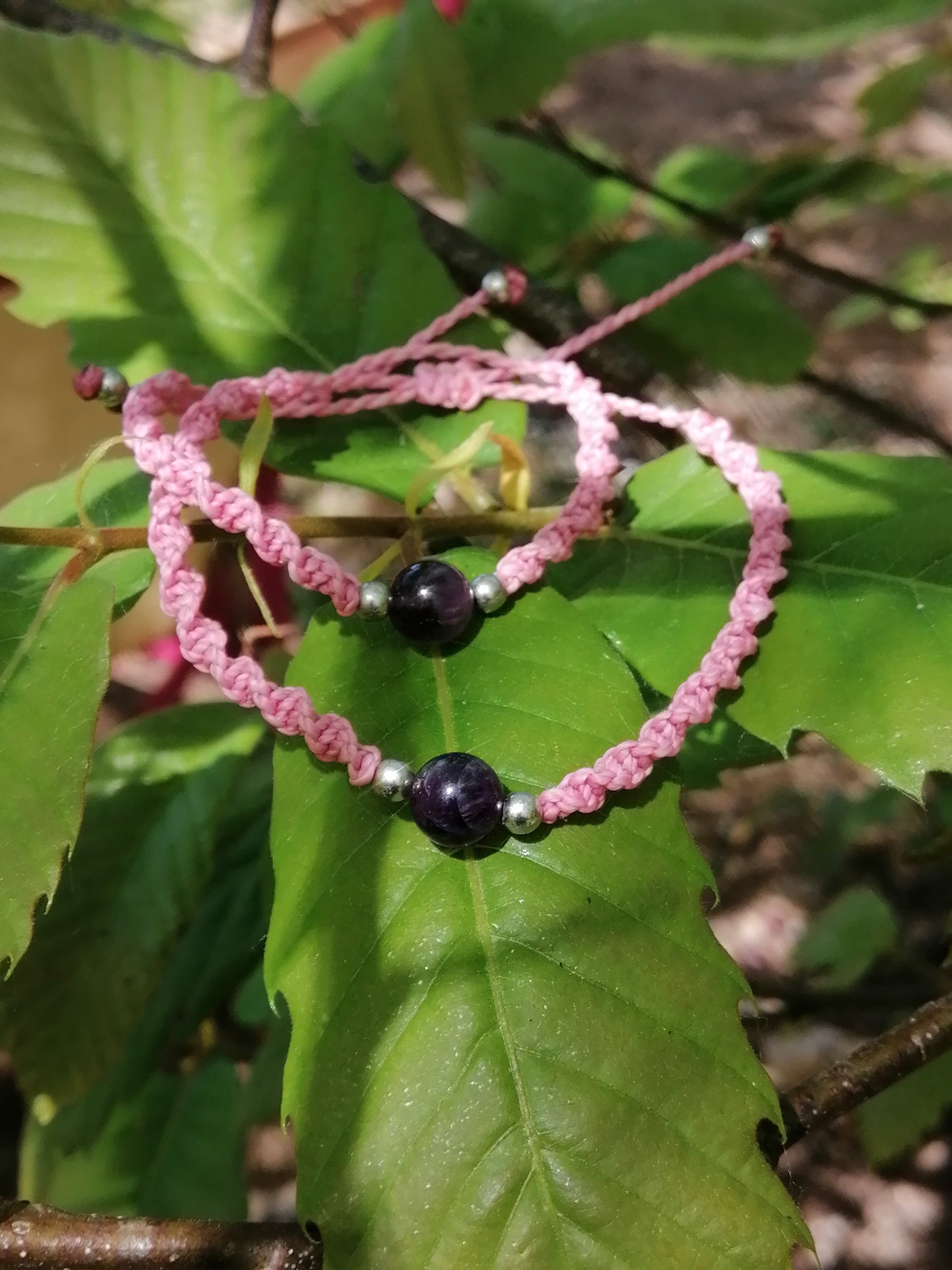 bracelet mère fille tissé à la main en micro macramé de couleur bois de rose avec une perle en améthyste de 8mm 
