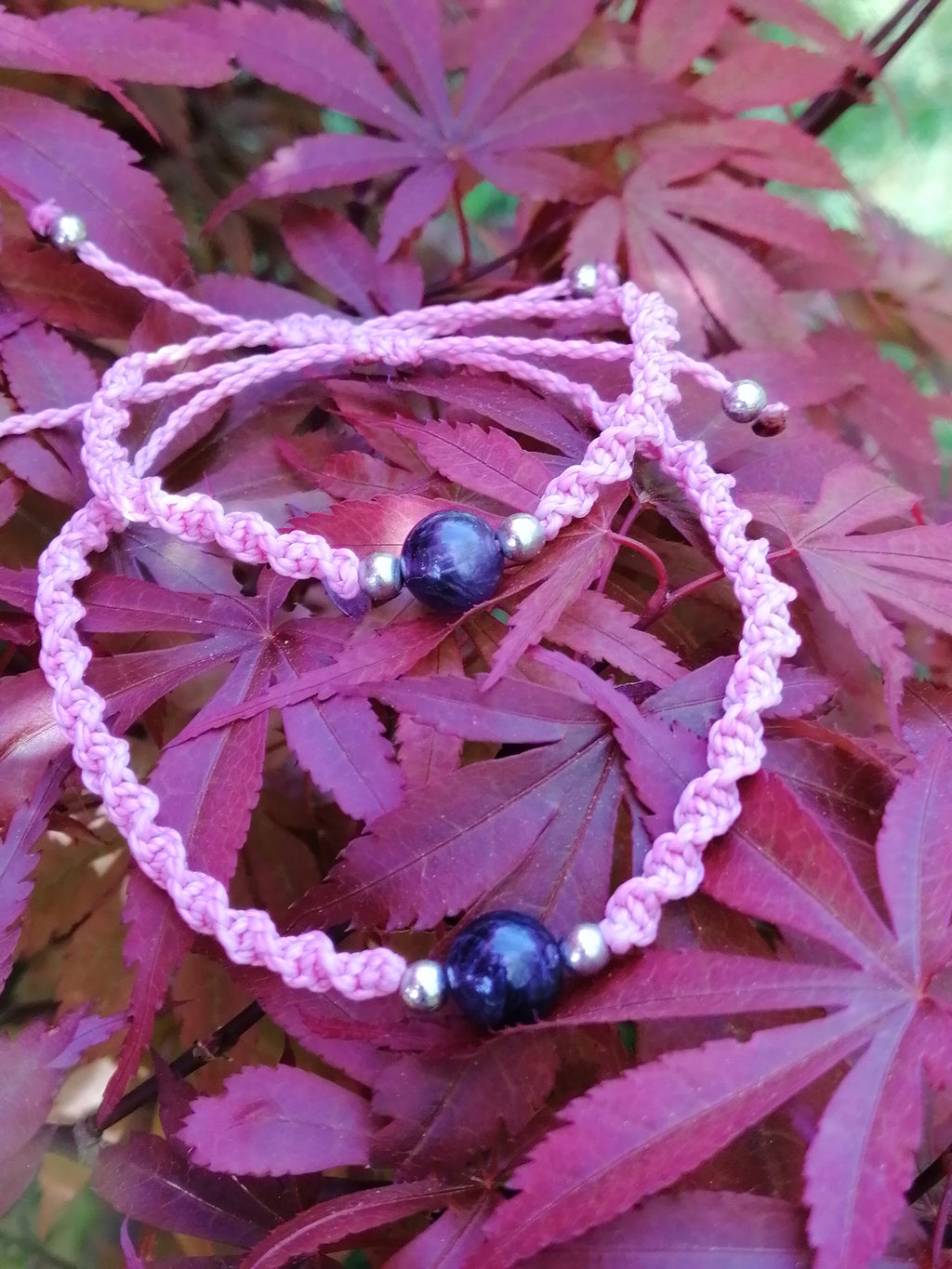 bracelet mère fille tissé à la main en micro macramé de couleur bois de rose avec une perle d'améthyste de 8mm