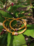 bracelet adulte enfant tissé à la main en micro macramé de couleur mandarine avec 3 chips de mokaite