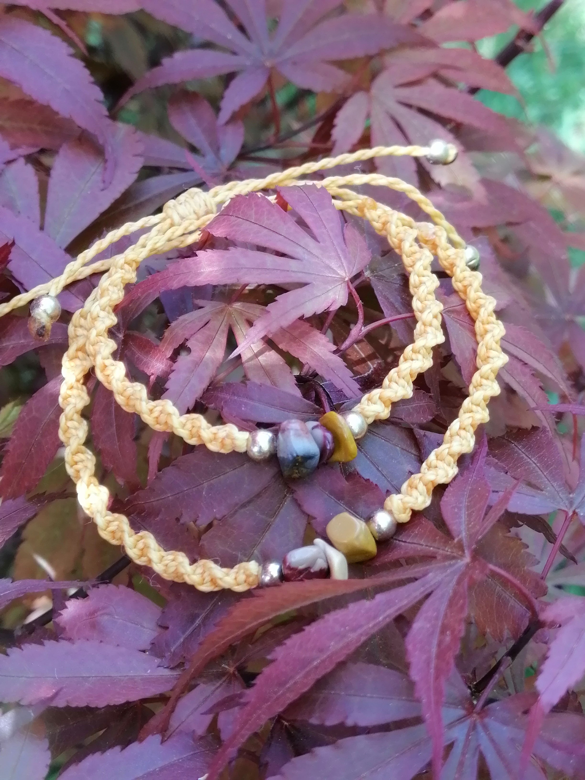 bracelet adulte enfant tissé à a main en micro macramé de couleur mandarine avec 3 chips en mokaite