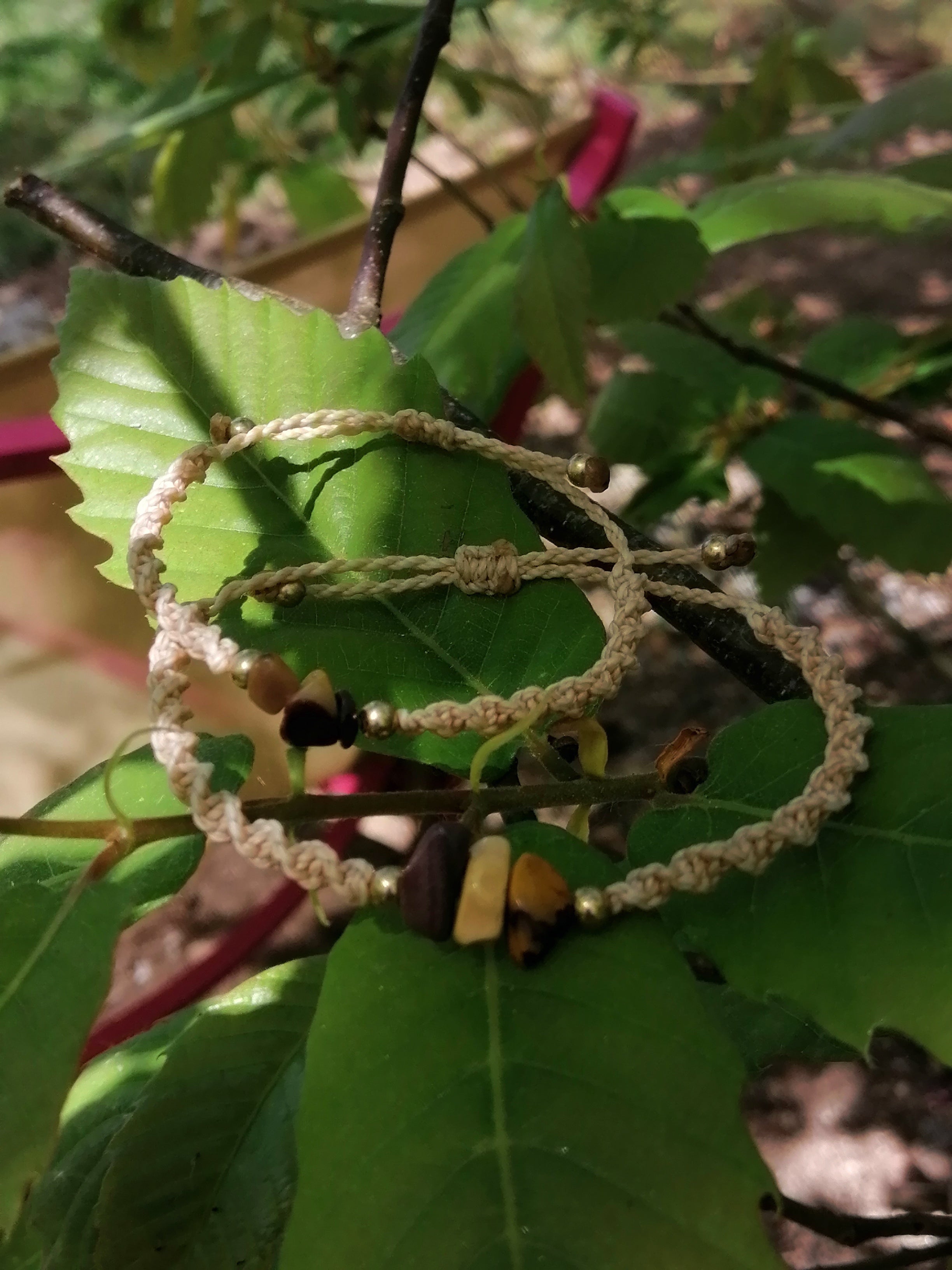 bracelet adulte enfant tissé à la main en micro macramé de couleur sable avec 3 chips en mokaite