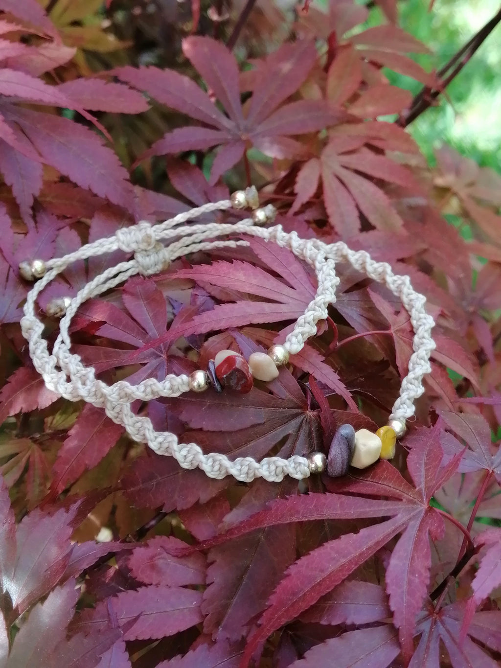 bracelet adulte enfant tissé à la main en micro macramé de couleur sable avec 3 chips en mokaite