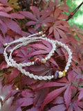 bracelet adulte enfant tissé à la main en micro macramé de couleur sable avec 3 chips en mokaite