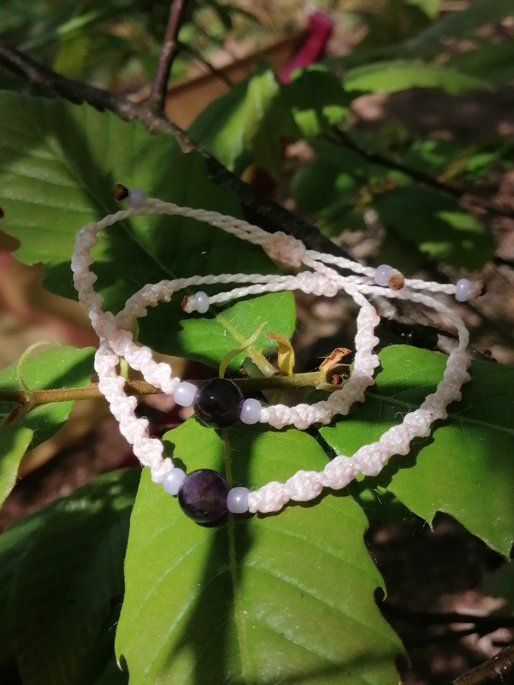 bracelet mère fille tissé à la main  en micro macramé de couleur flamant rose iridescent avec une perle en améthyste de 8mm 