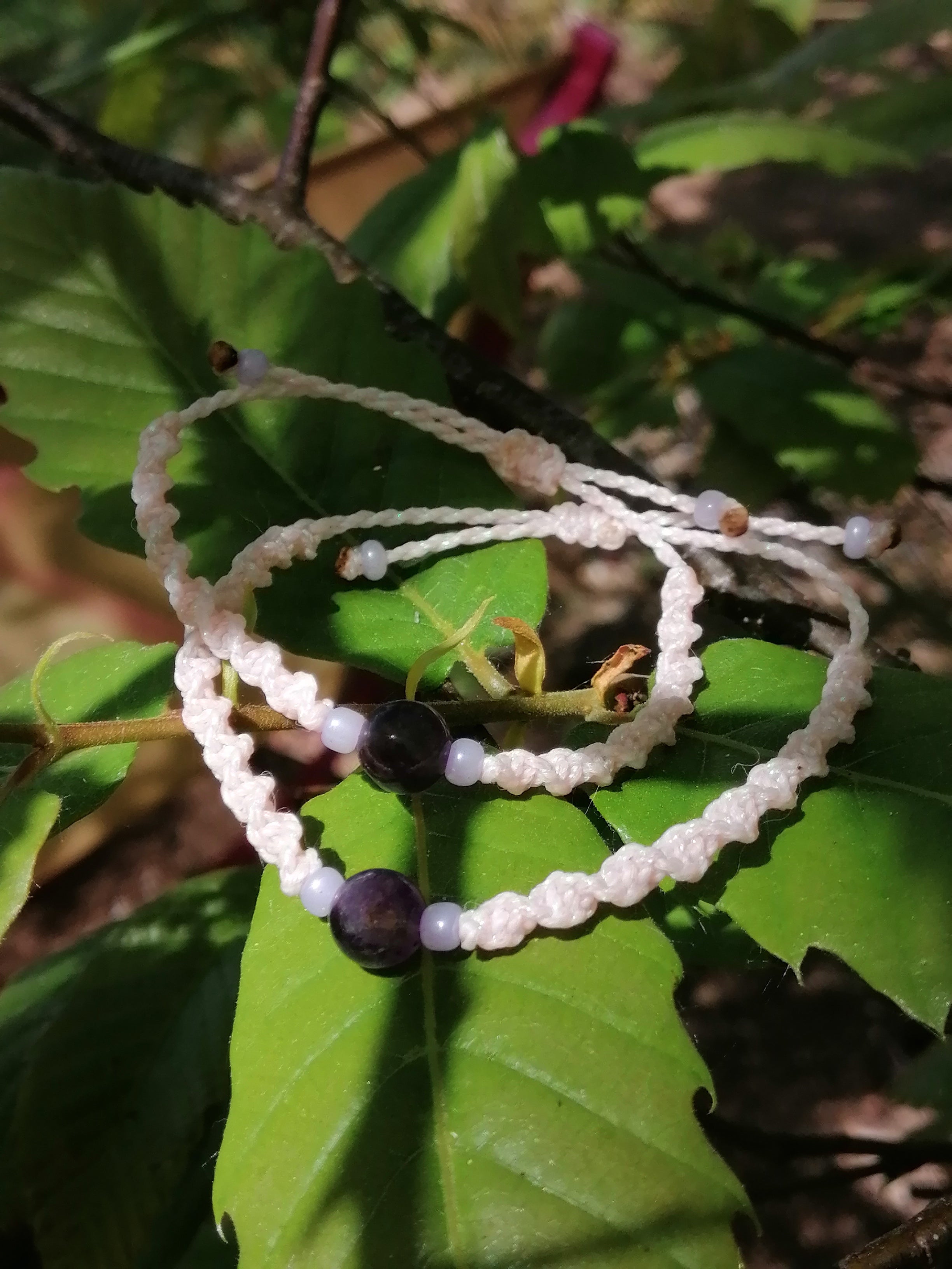 bracelet mère fille tissé à la main  en micro macramé de couleur flamant rose iridescent avec une perle en améthyste de 8mm 