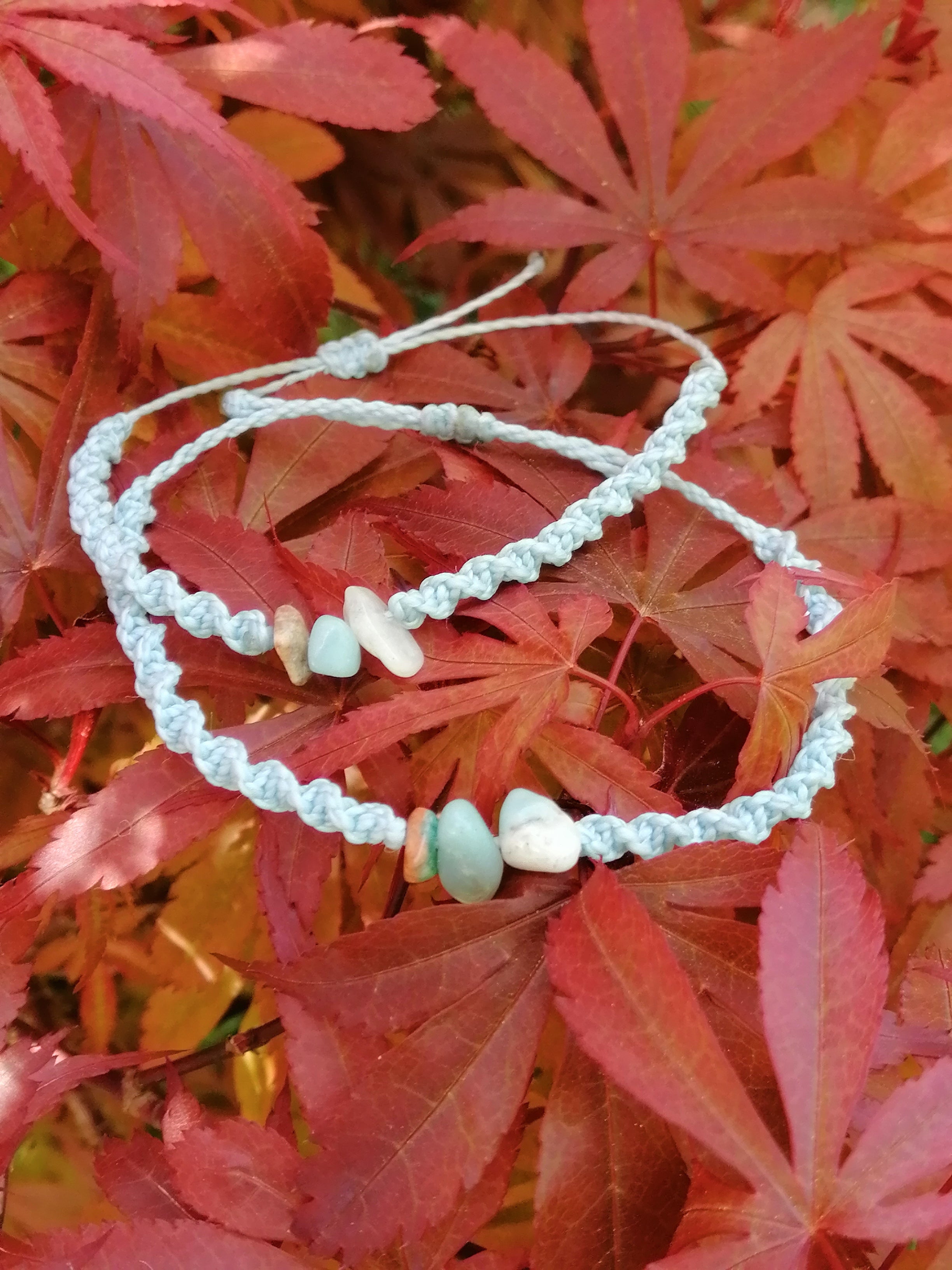 bracelet adulte enfant tissé à la main en micro macramé de couleur azur clair avec 3 chips en amazonite