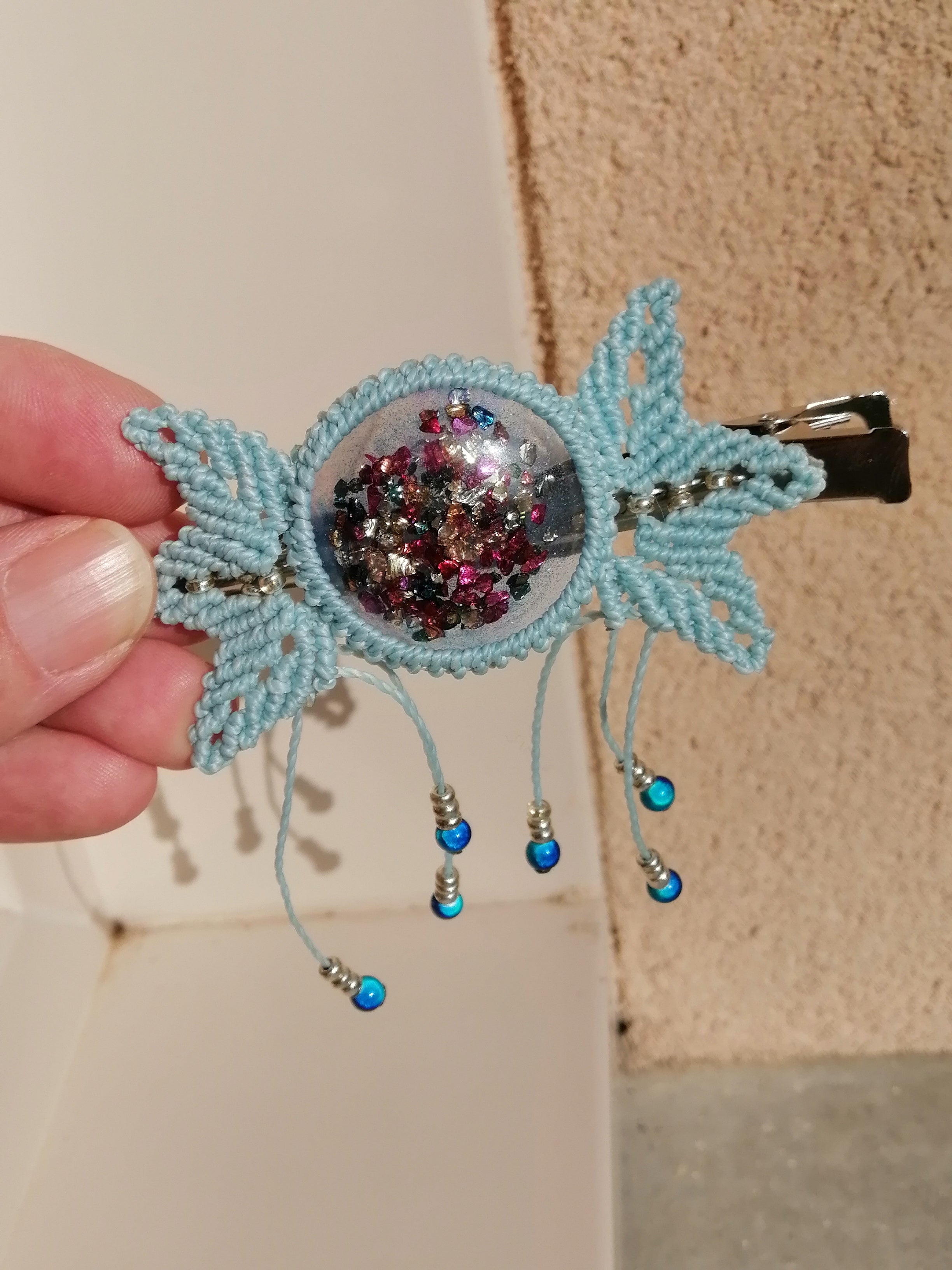 barrette avec une pince crocodile de 9 cm tissé à la main en micro macramé avec un cabochon en résine époxy
