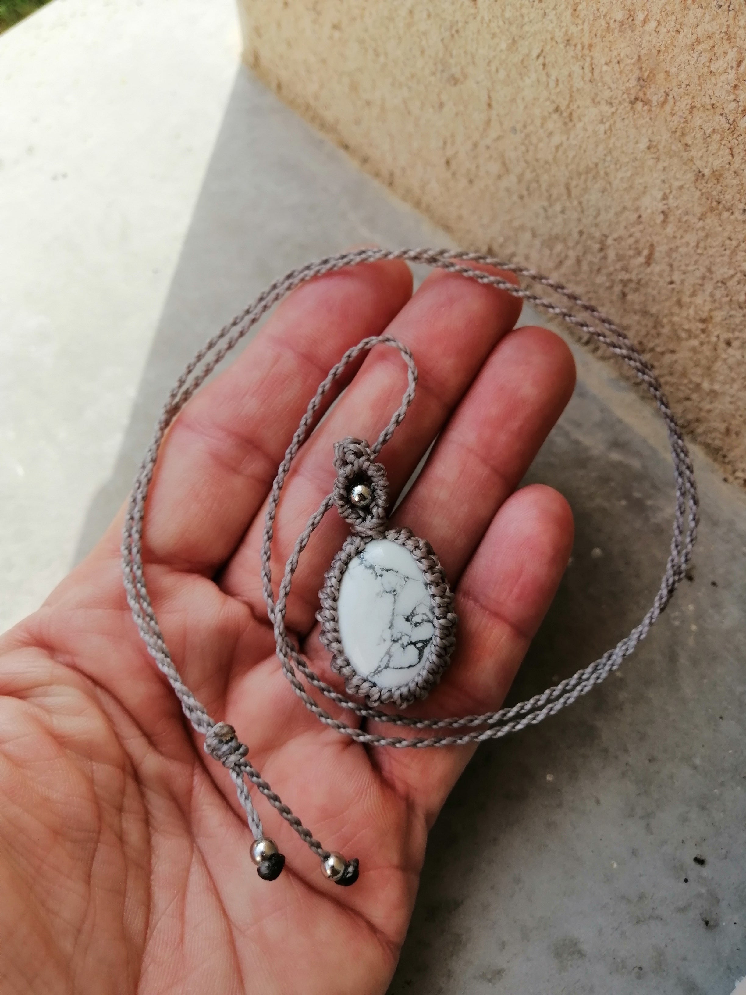 collier tissé à la main en micro macramé de couleur gris clair avec un cabochon de 1.8x2.5 en howlite