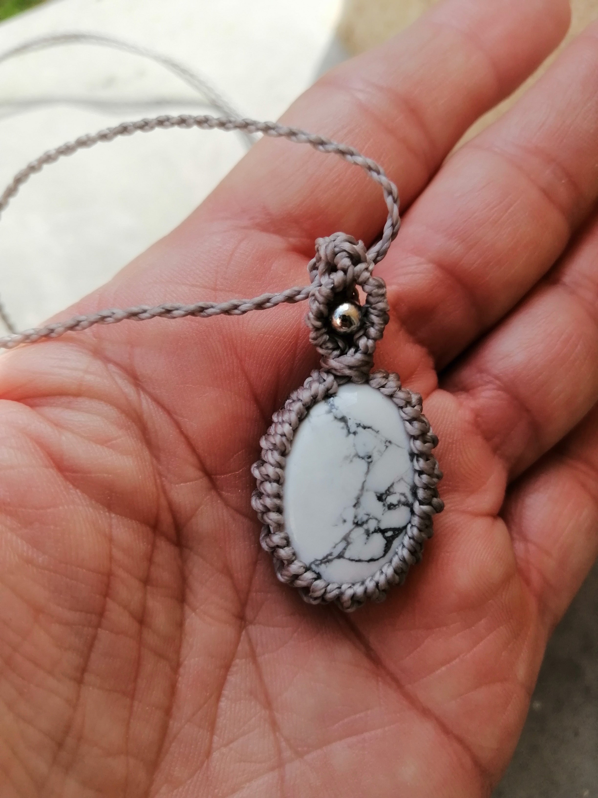collier tissé à la main en micro macramé de couleur gris clair avec un cabochon en howlite