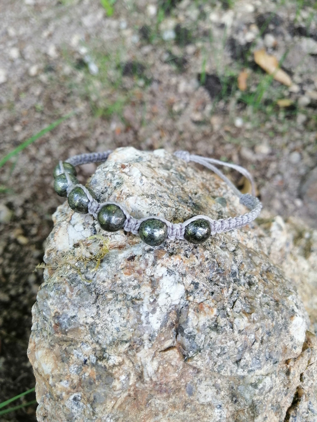 bracelet tissé à la main en micro macramé avec des perles en pyrite