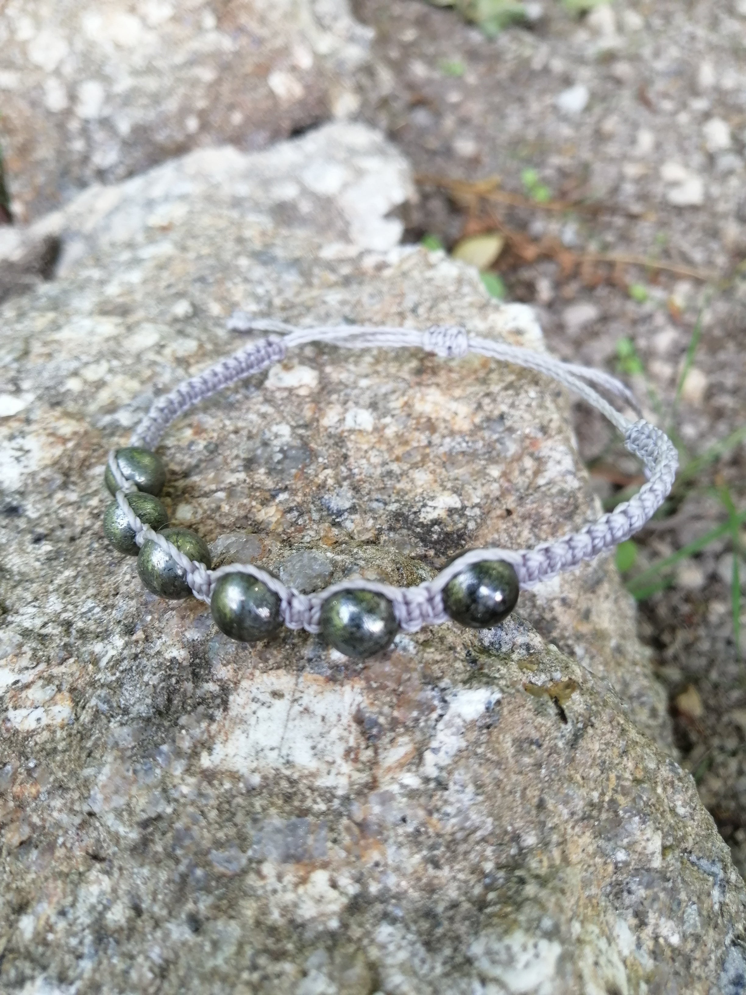 bracelet tissé à la main en micro macramé avec des perles en pyrite