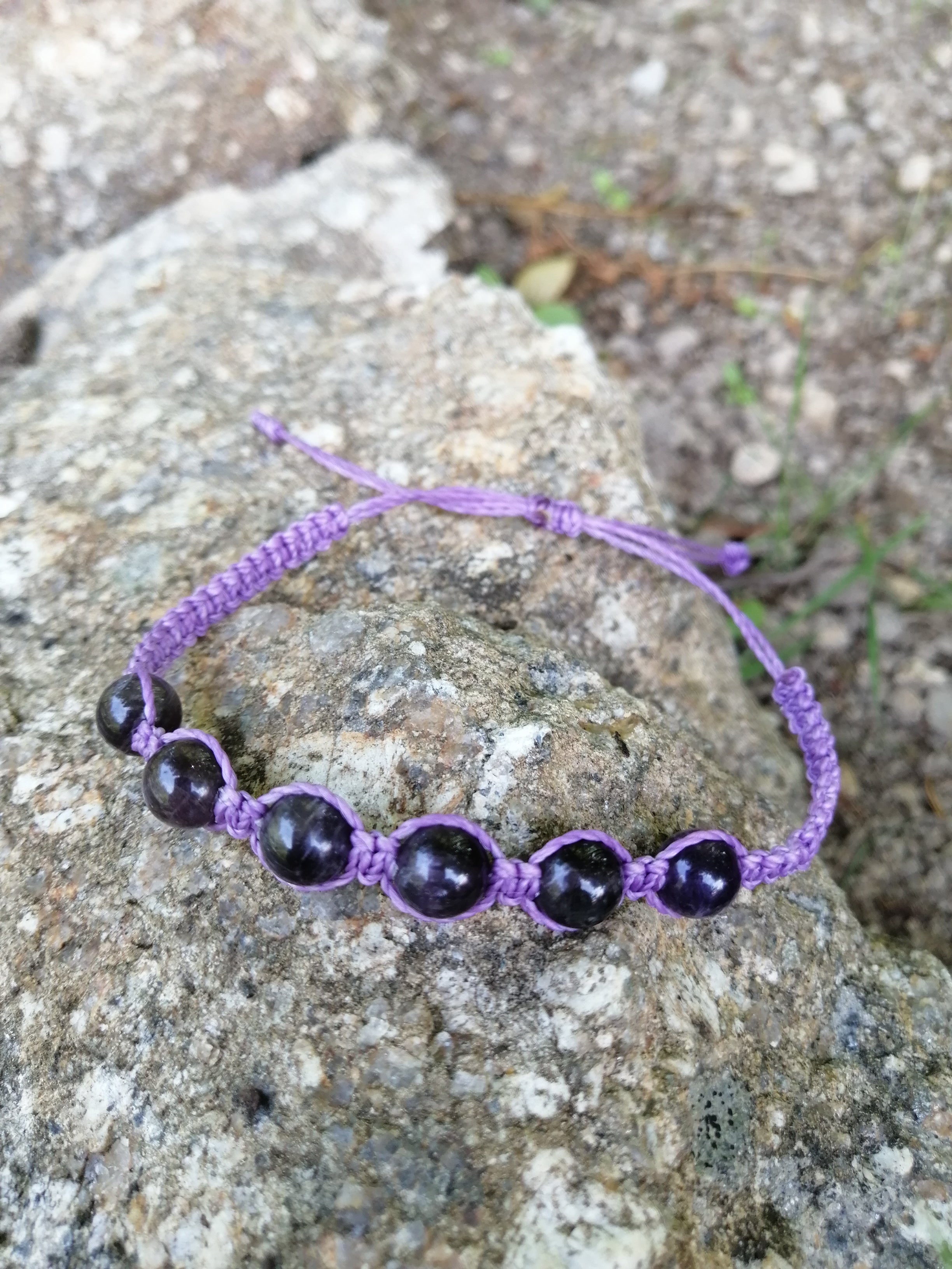 bracelet tissé à la main en micro macramé avec des perles en améthyste